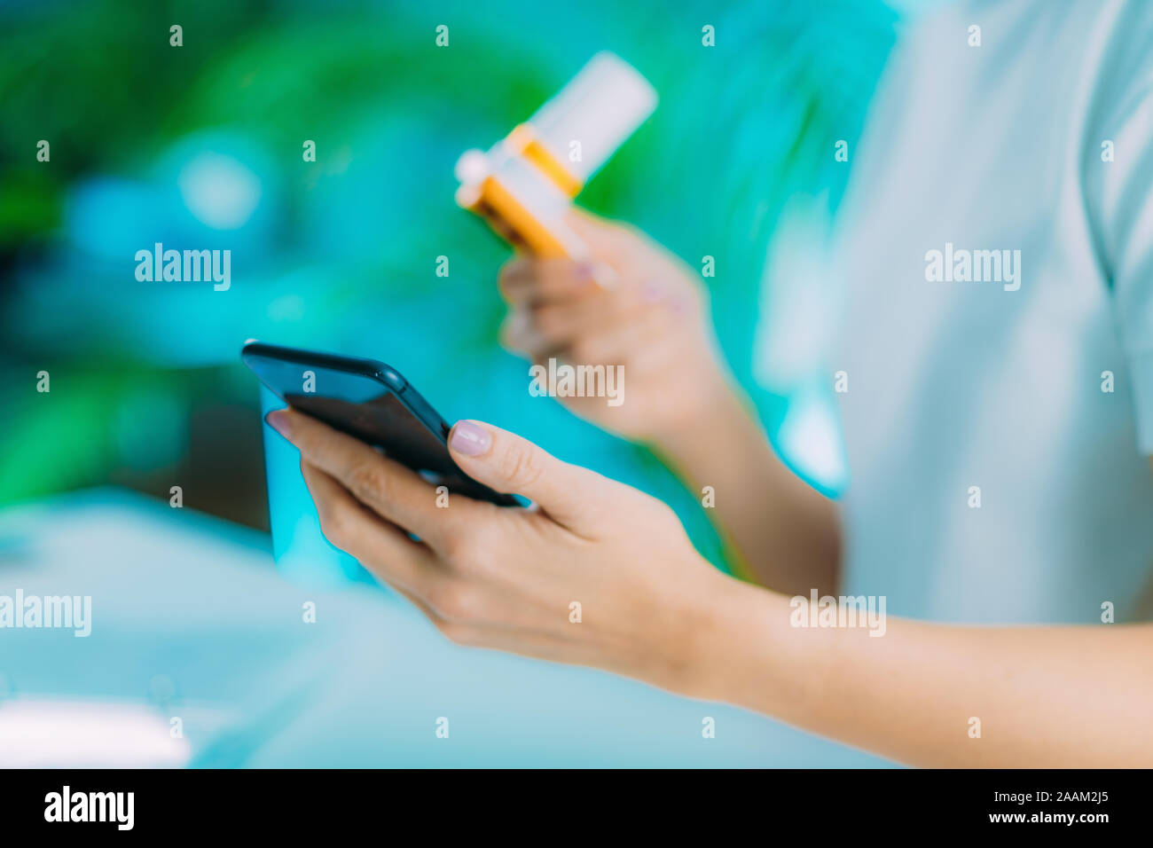 Frau überwachung Atemwegserkrankungen mit spirometer und Smart Phone App. Stockfoto
