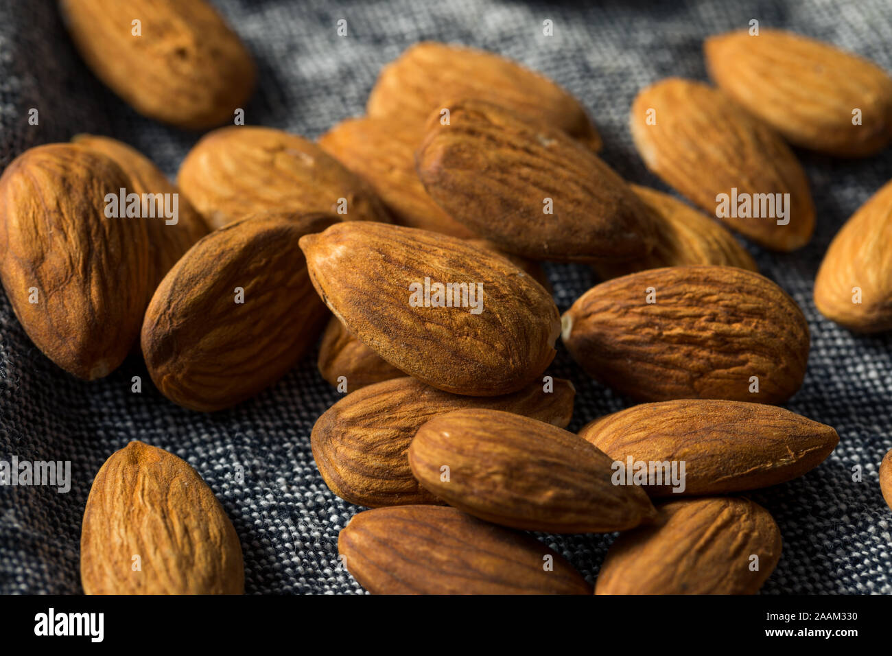 Raw Organic Mandeln ohne Schale bereit zu Snack an. Stockfoto