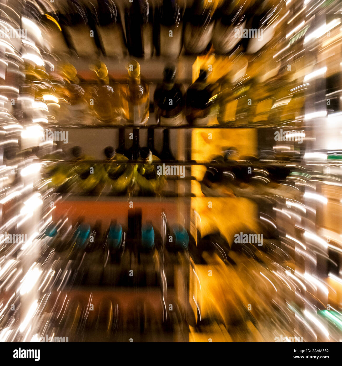 Auswahl an Wein Flaschen in einem Glas Keller Kühlschrank, bunt, quadratisch Stockfoto