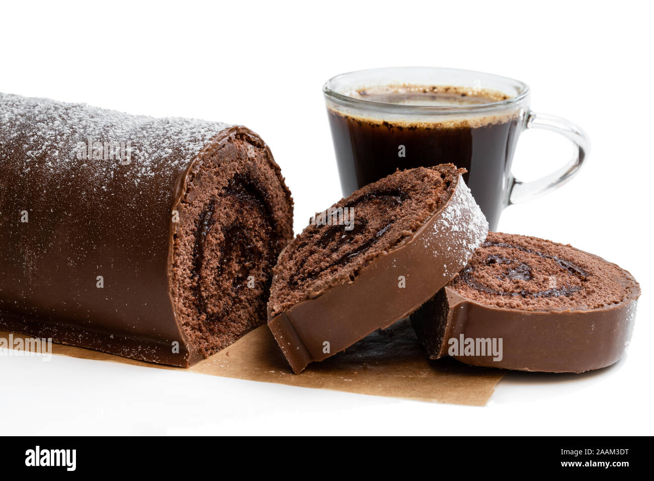 Schokolade yule Weihnachtskuchen Archiv mit Tasse Kaffee isoliert auf weißem Stockfoto