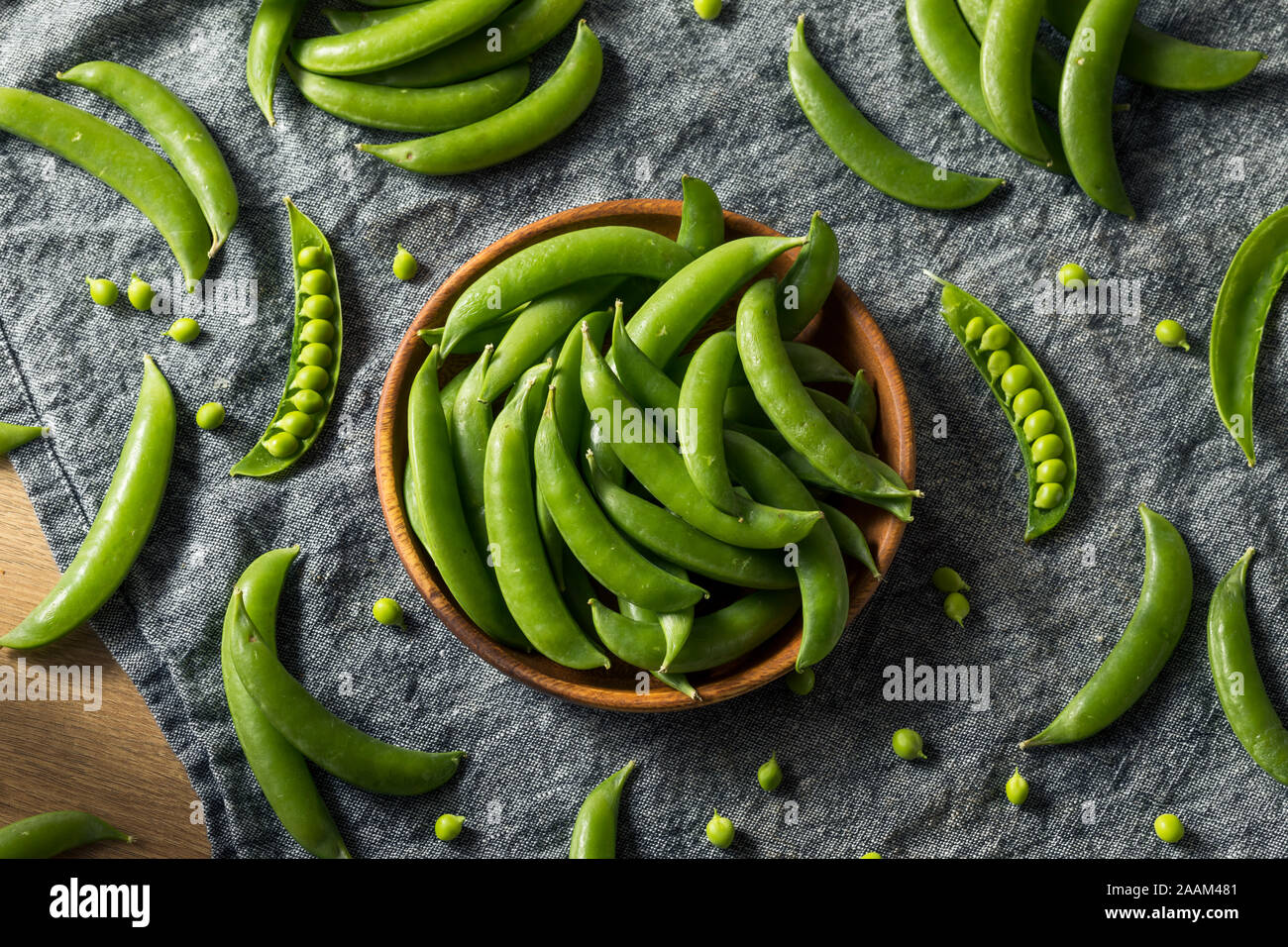 Raw Green Bio Zuckererbsen in einem Bündel Stockfoto