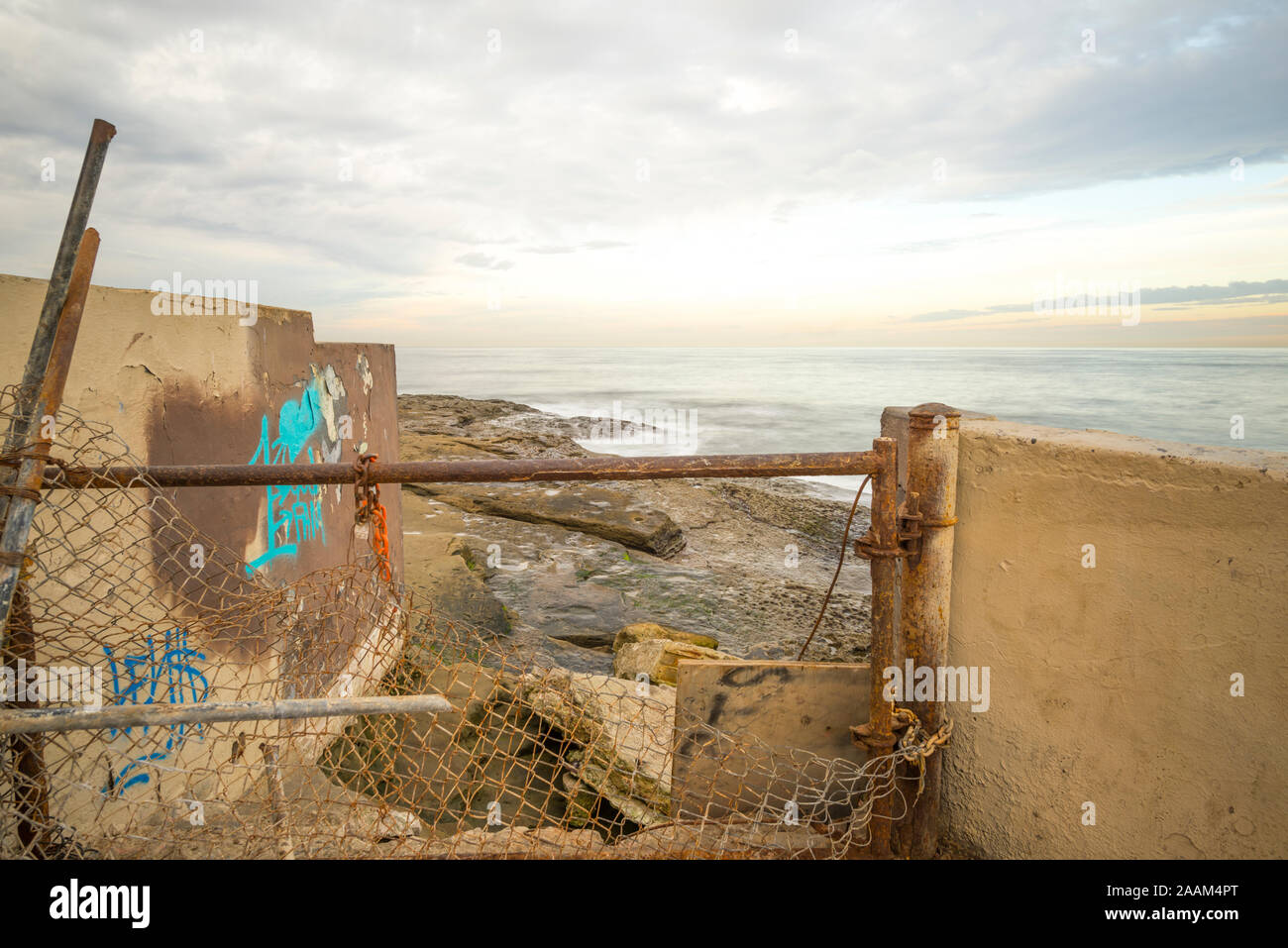Blick von der Küste hinter einer Wand und alten Zaun. San Diego, Kalifornien, USA. Im Ocean Beach Gemeinschaft von San Diego entfernt. Stockfoto