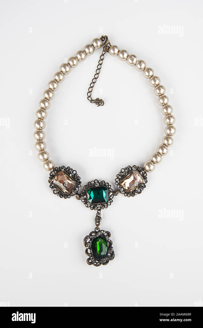 Halskette schmuck Edelsteine und Perlen auf einen hellen Hintergrund isoliert. Damenmode Objekt mit Green, teal, light pink und braun Juwelen. Stockfoto