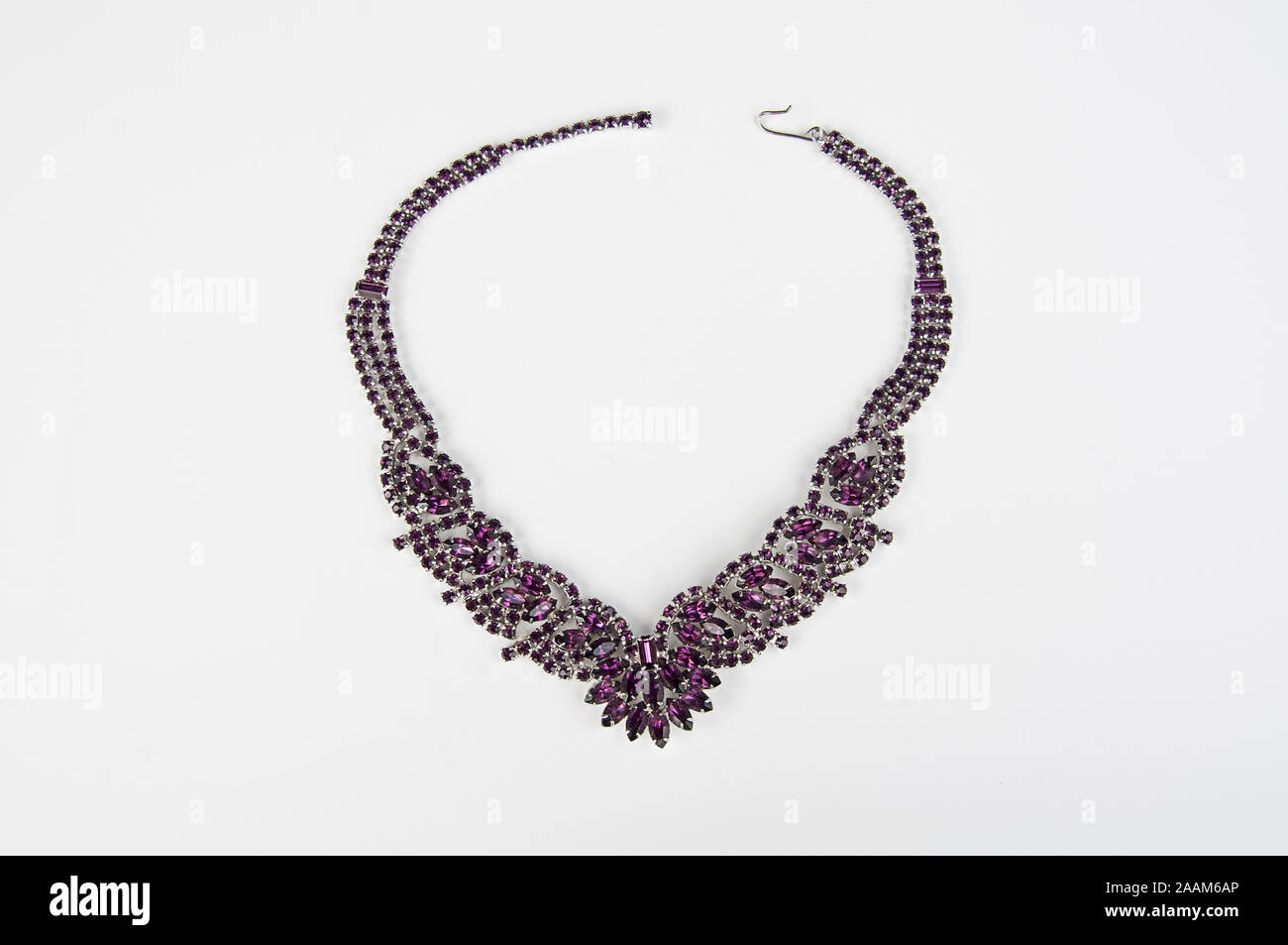 Der Violette Amethyst Halskette Frauen isoliert auf hellen Hintergrund. Schöne Mode Zubehör für Damen Schmuck Edelsteine. Stockfoto
