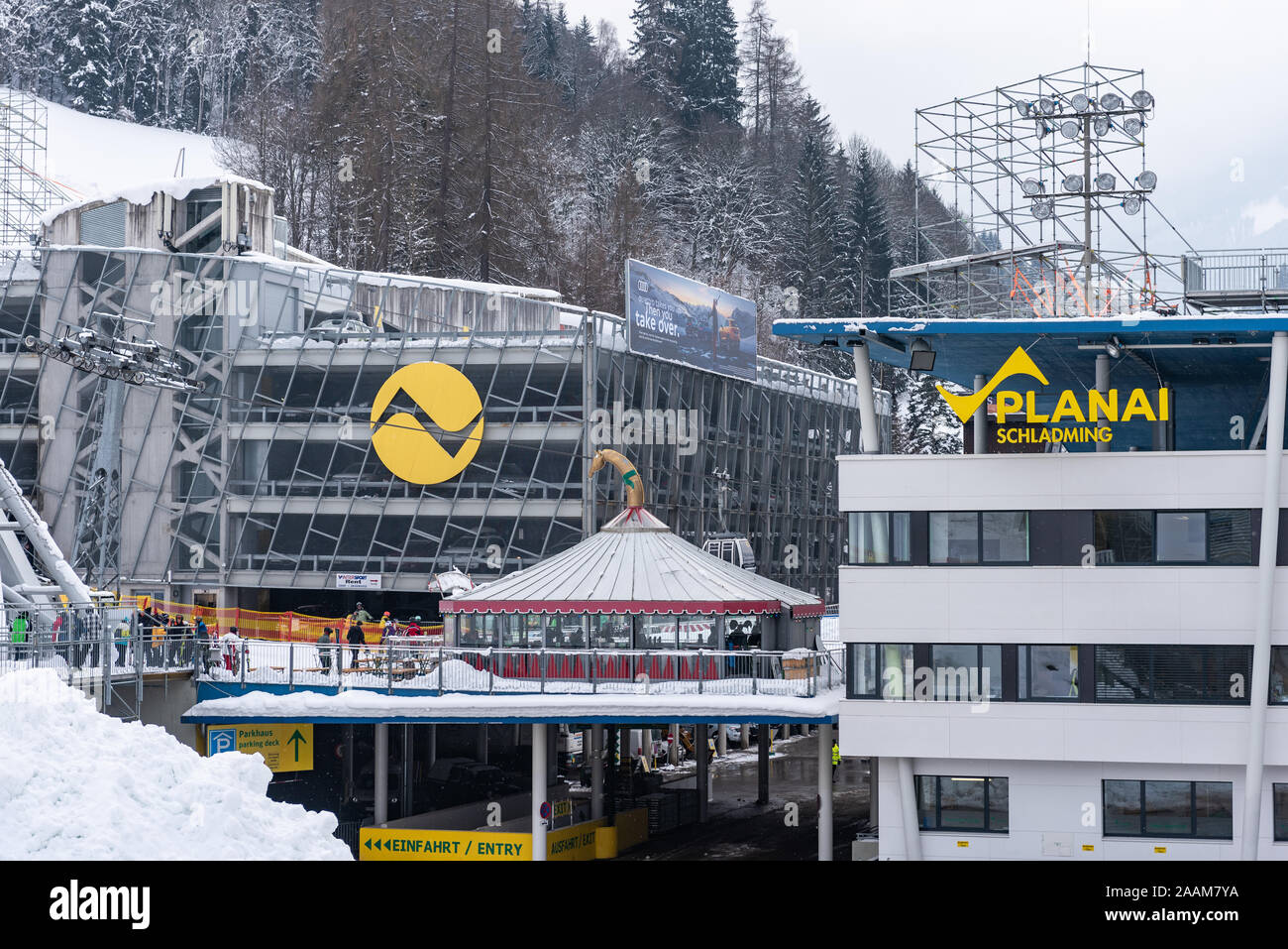 Planai Schladming Ski Station mit Geschäften, Skidepot, Information Service, Parkplatz. Ski Amade Resort in der Region Schladming-Dachstein, Österreich Stockfoto