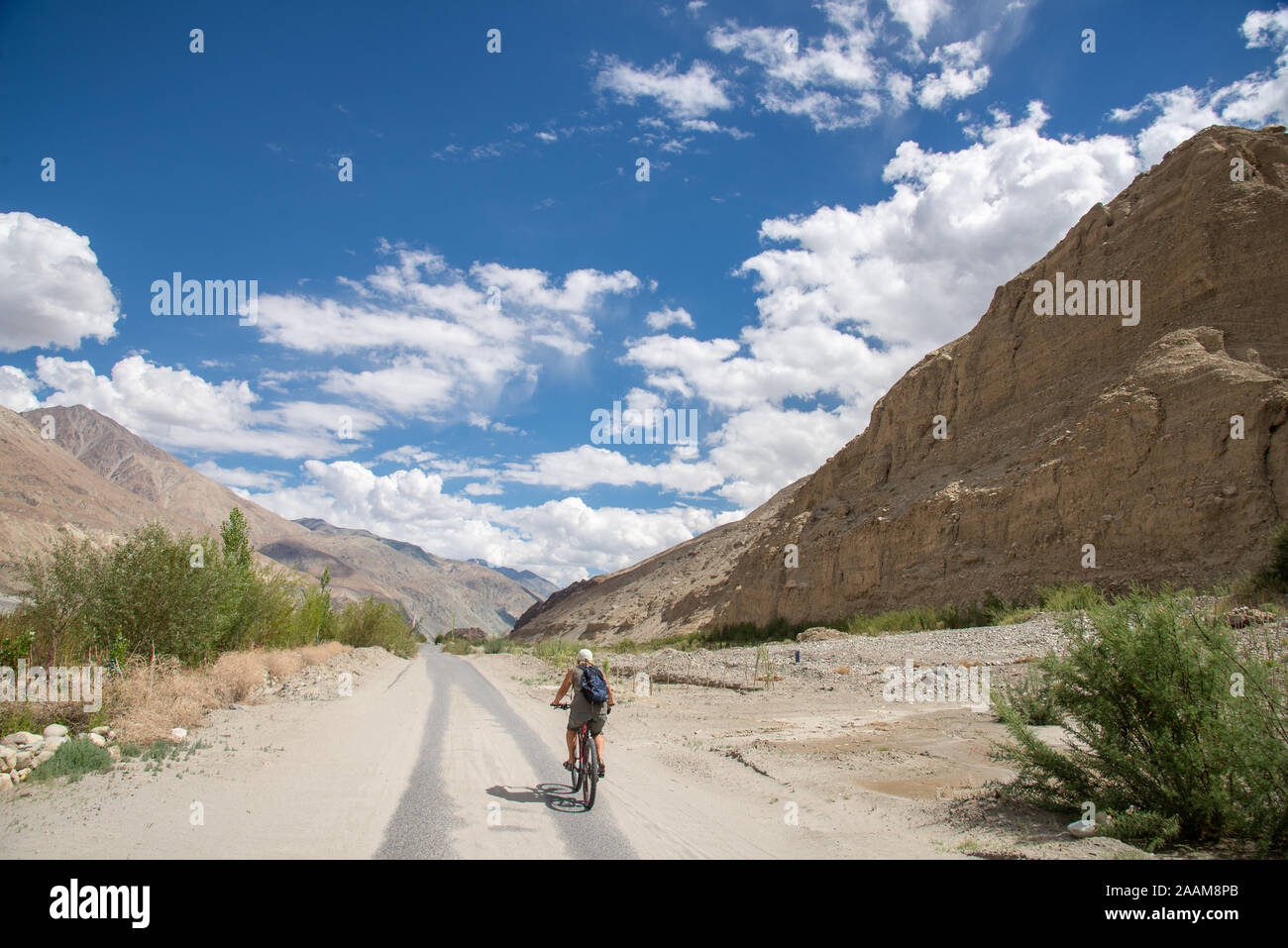 Radfahrer in Himalaya in Ladakh, Indien Stockfoto