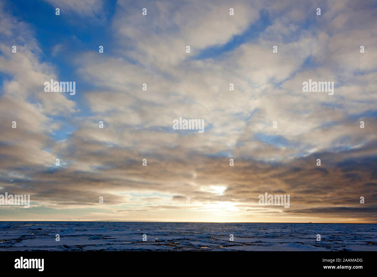 Spitzbergen, Landschaft Mit Wolkenstimmung Stockfoto