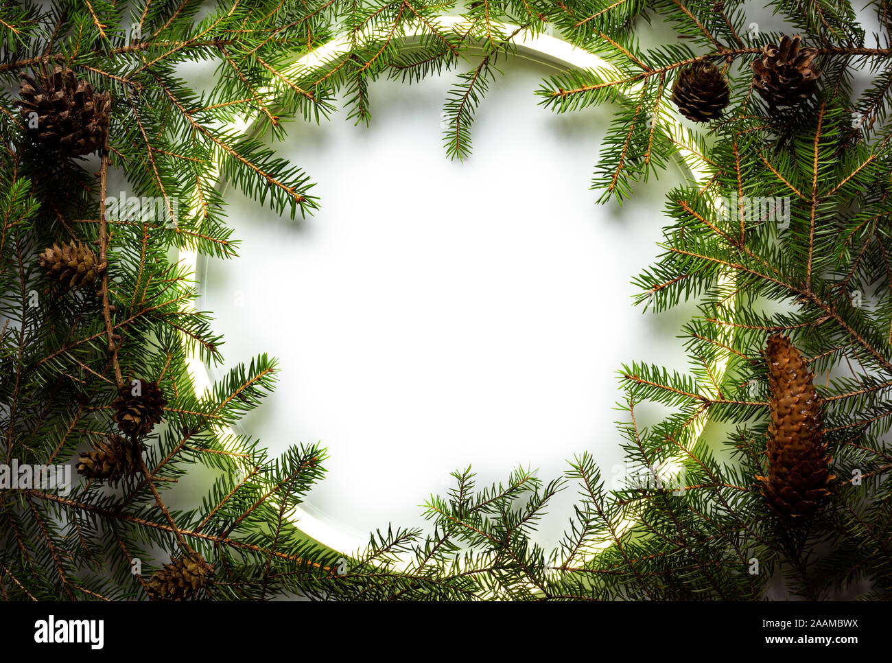 Weihnachten runden Rahmen von Neon und Winter Dinge auf weißem Hintergrund. Stockfoto