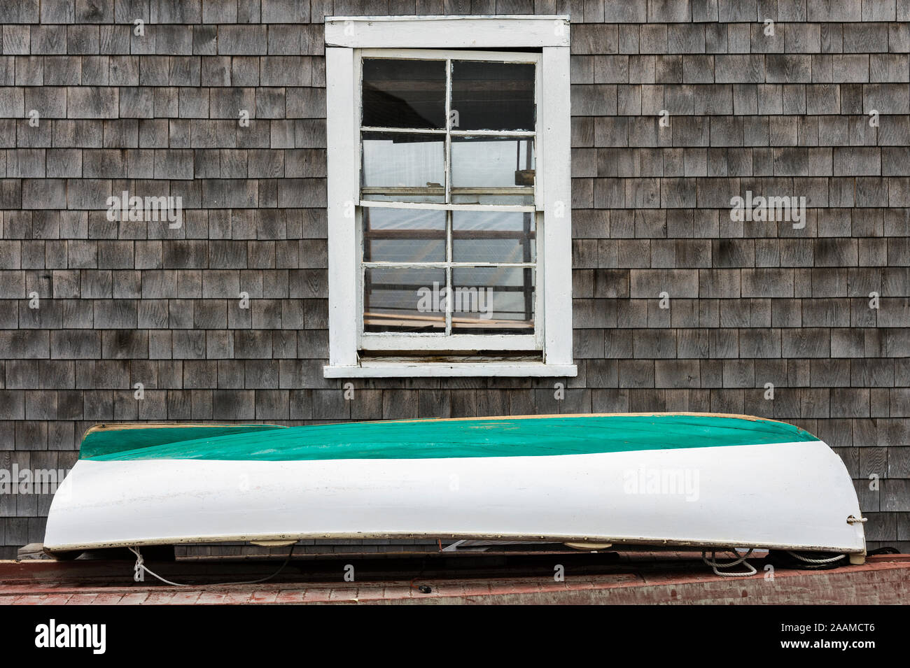 Ruderboot außerhalb einer Bootshaus, Vineyard Haven, Martha's Vineyard, Massachusetts, USA. Stockfoto