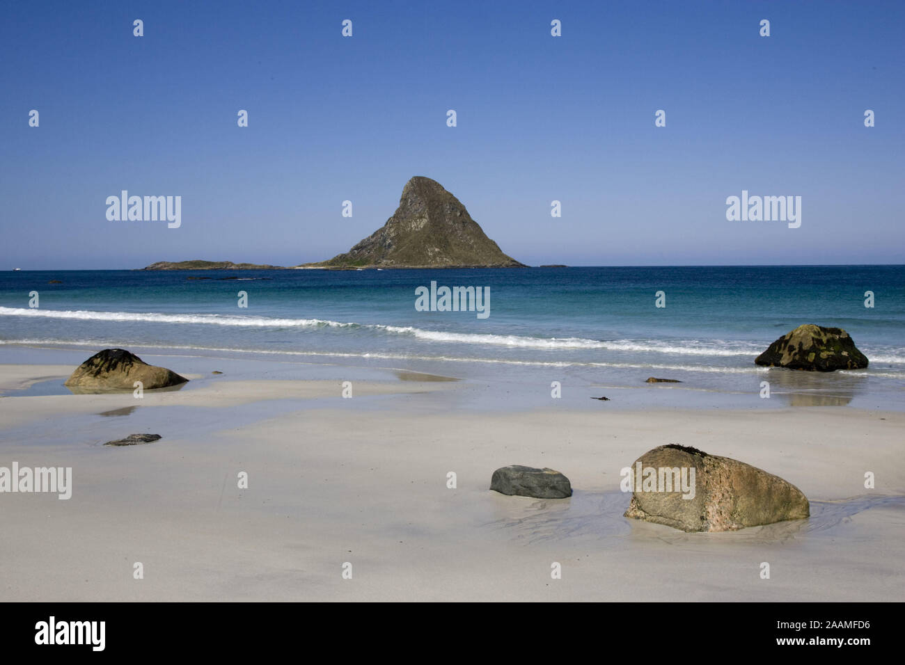 Wasserumspuelte Steine am Strand von Bleik Stockfoto