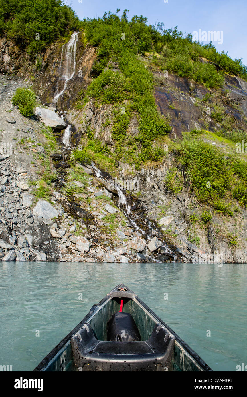 Kanu in Valdez See unterhalb Valdez Gletscher zu einem hohen Wasserfall fließt in der eiszeitlichen Blue Lake. Stockfoto