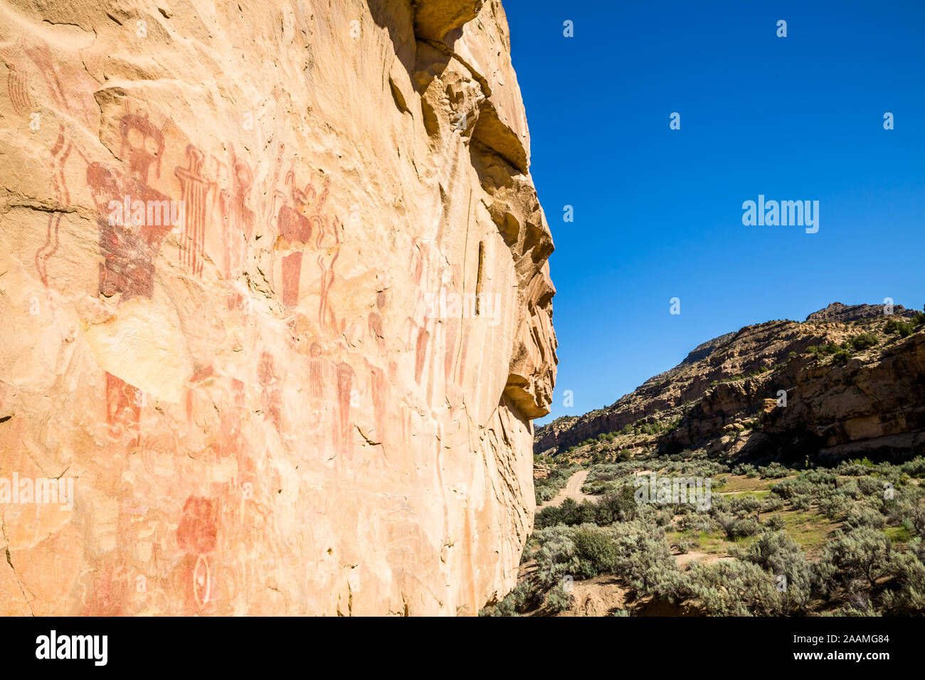 Red Piktogramme (nicht Felszeichnungen) der zentralen Utah. Auf orange Sandstein in der Wüste von Utah in der Nähe von San Rafael Swell und Green River, Utah gemalt. Stockfoto