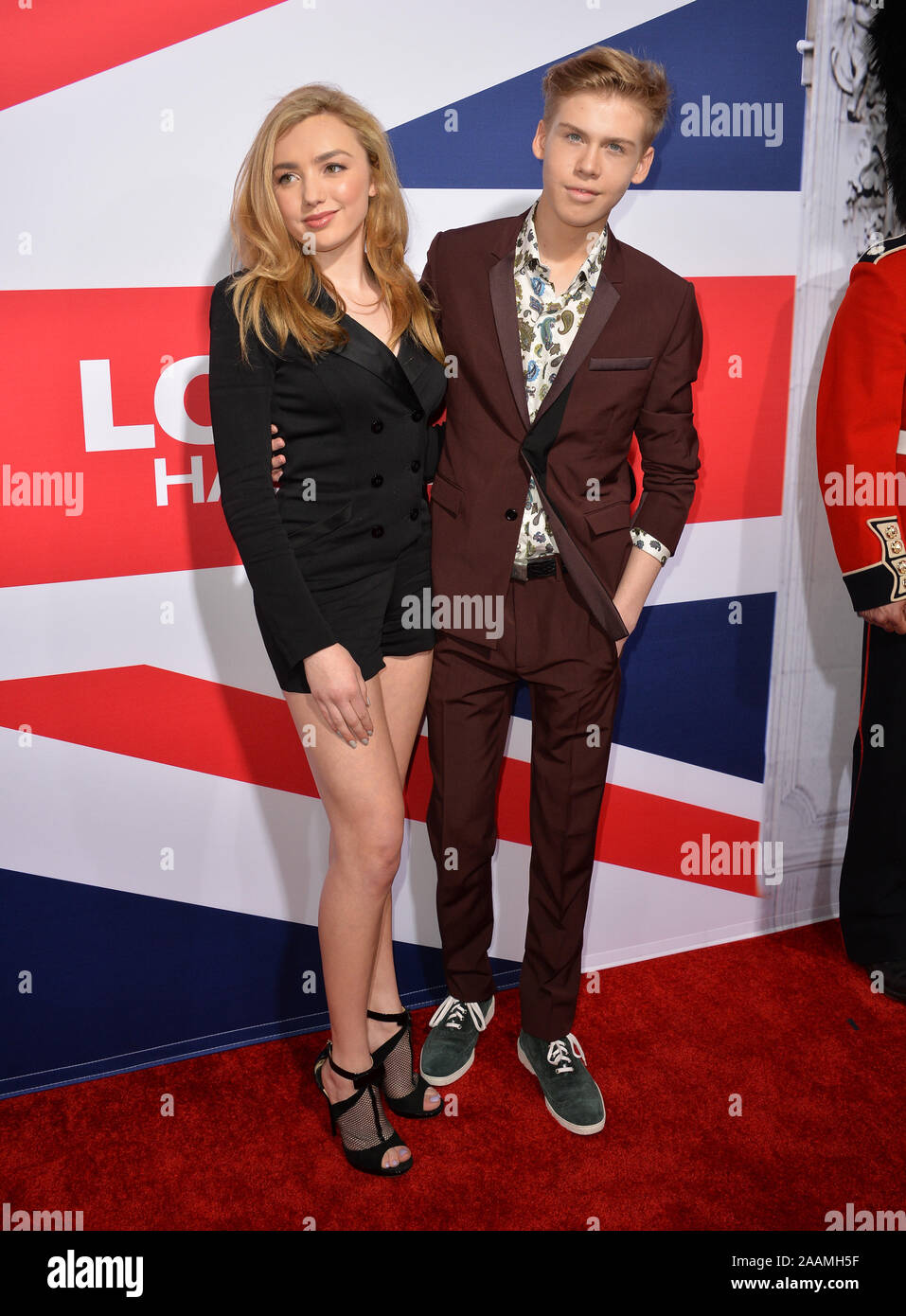 LOS ANGELES, Ca - 1. MÄRZ 2016: Schauspielerin Peyton List & Schauspieler Aidan Alexander am Los Angeles Premiere von "London ist Gefallen" im Cinerama Dome, Hollywood. © 2016 Paul Smith/Featureflash Stockfoto