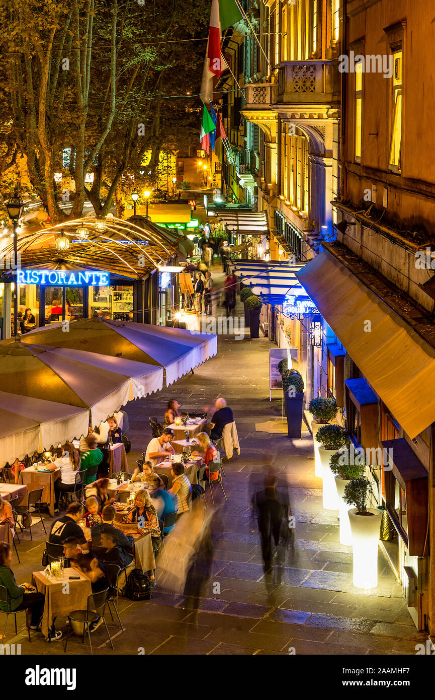 Busy Restaurant im Freien in der Nacht an der Via Vittorio Veneto, Rom, Italien. Stockfoto