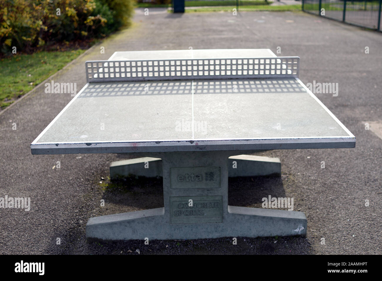 Tischtennis Tisch bei Furzedown Recreation Ground Stockfoto
