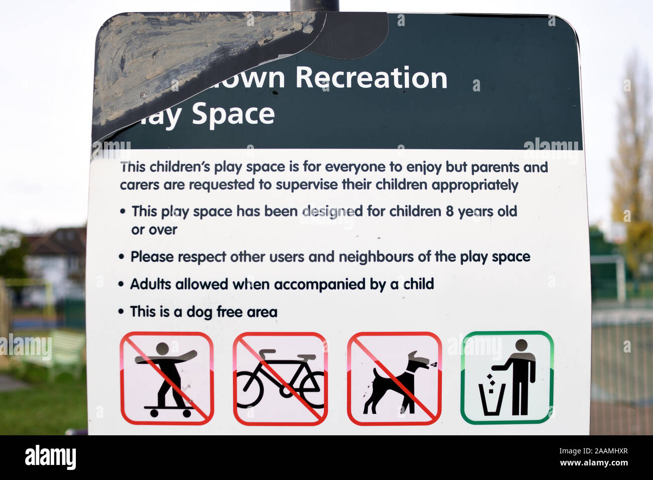 Alte Zeichen für Spielplatz am Furzedown Recreation Ground Stockfoto
