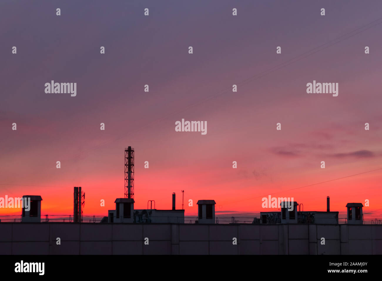 Rosa Sonnenuntergang über den Dächern der Stadt. urban Abend Gebäude Stockfoto