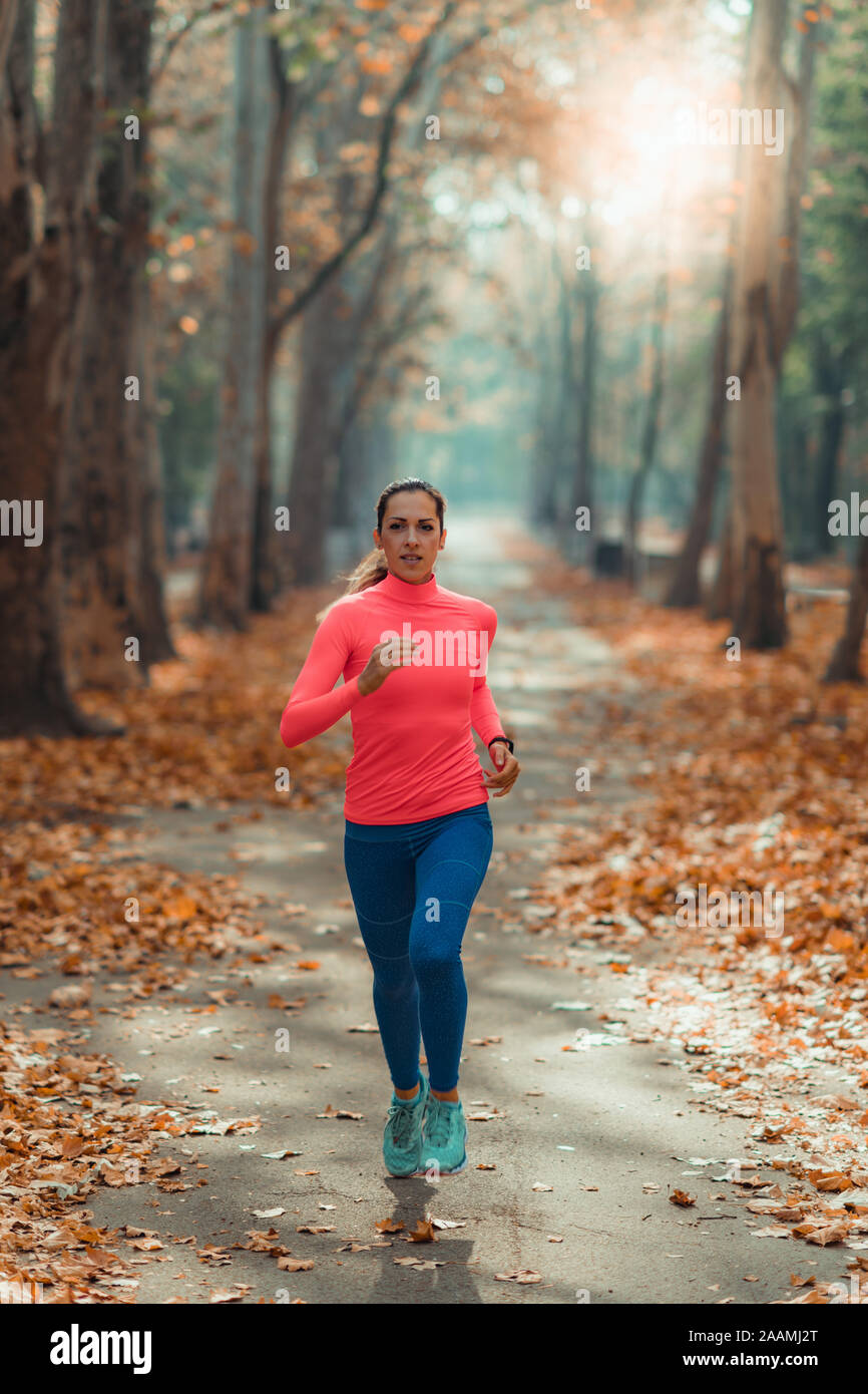 Frau in einem Park Joggen Stockfoto