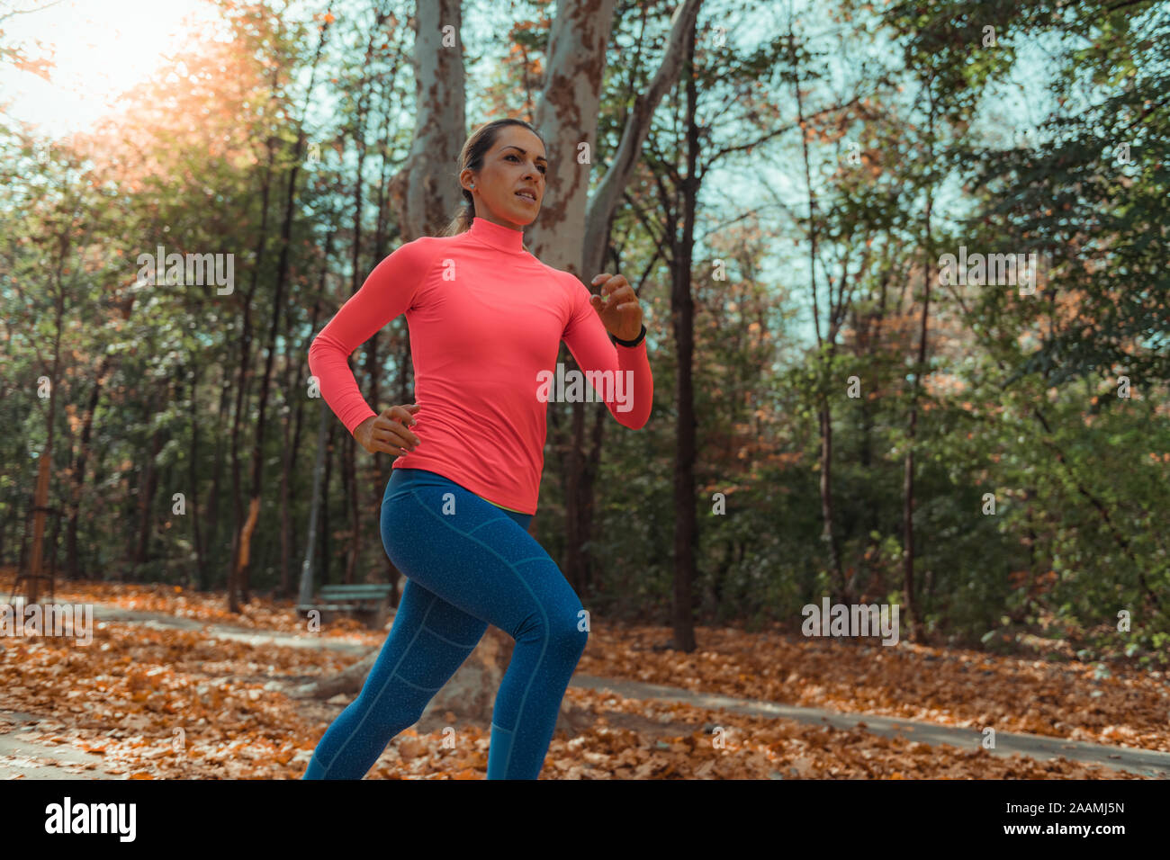 Frau in einem Park Joggen Stockfoto