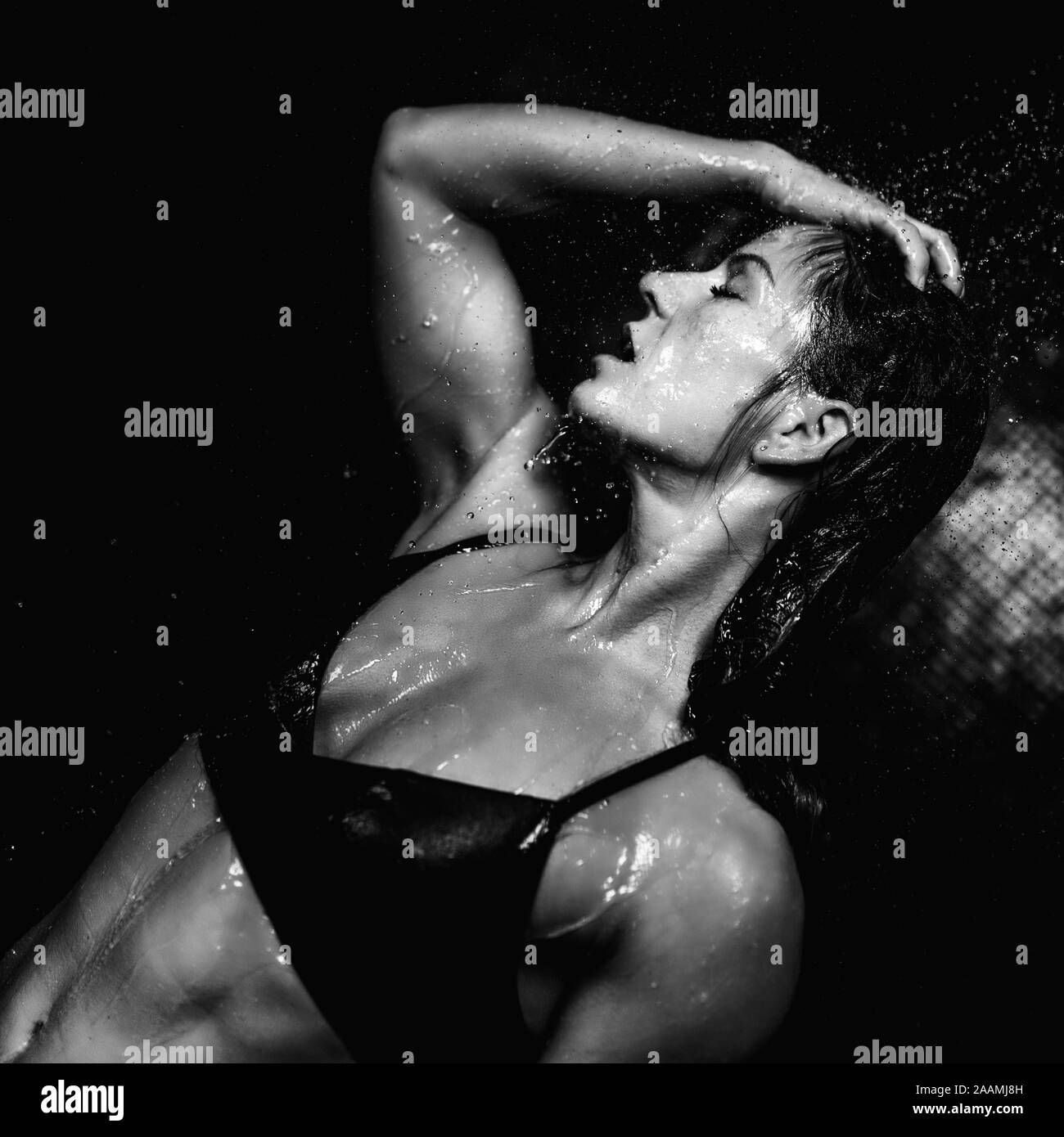 Frau unter der Dusche Stockfoto