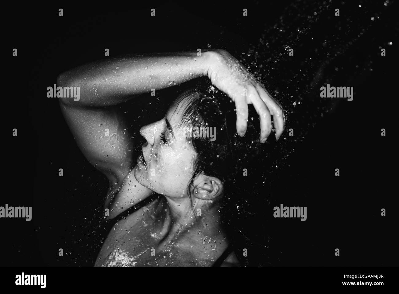 Frau unter der Dusche Stockfoto