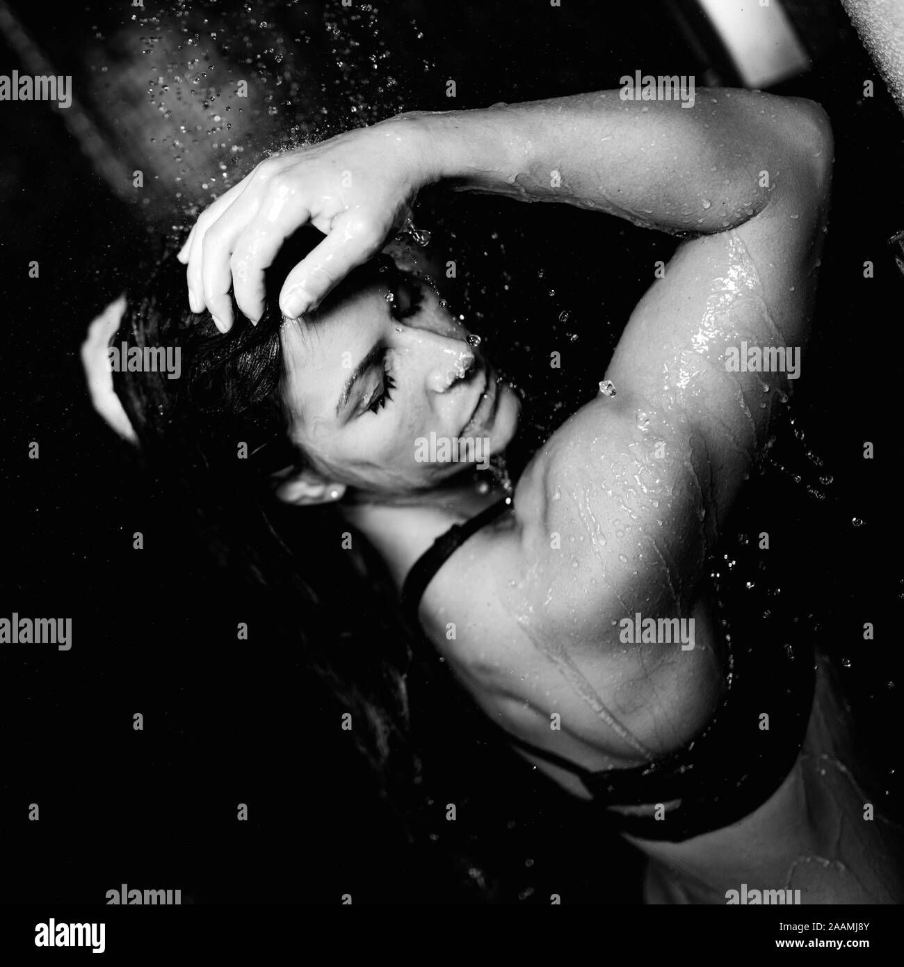 Frau unter der Dusche Stockfoto