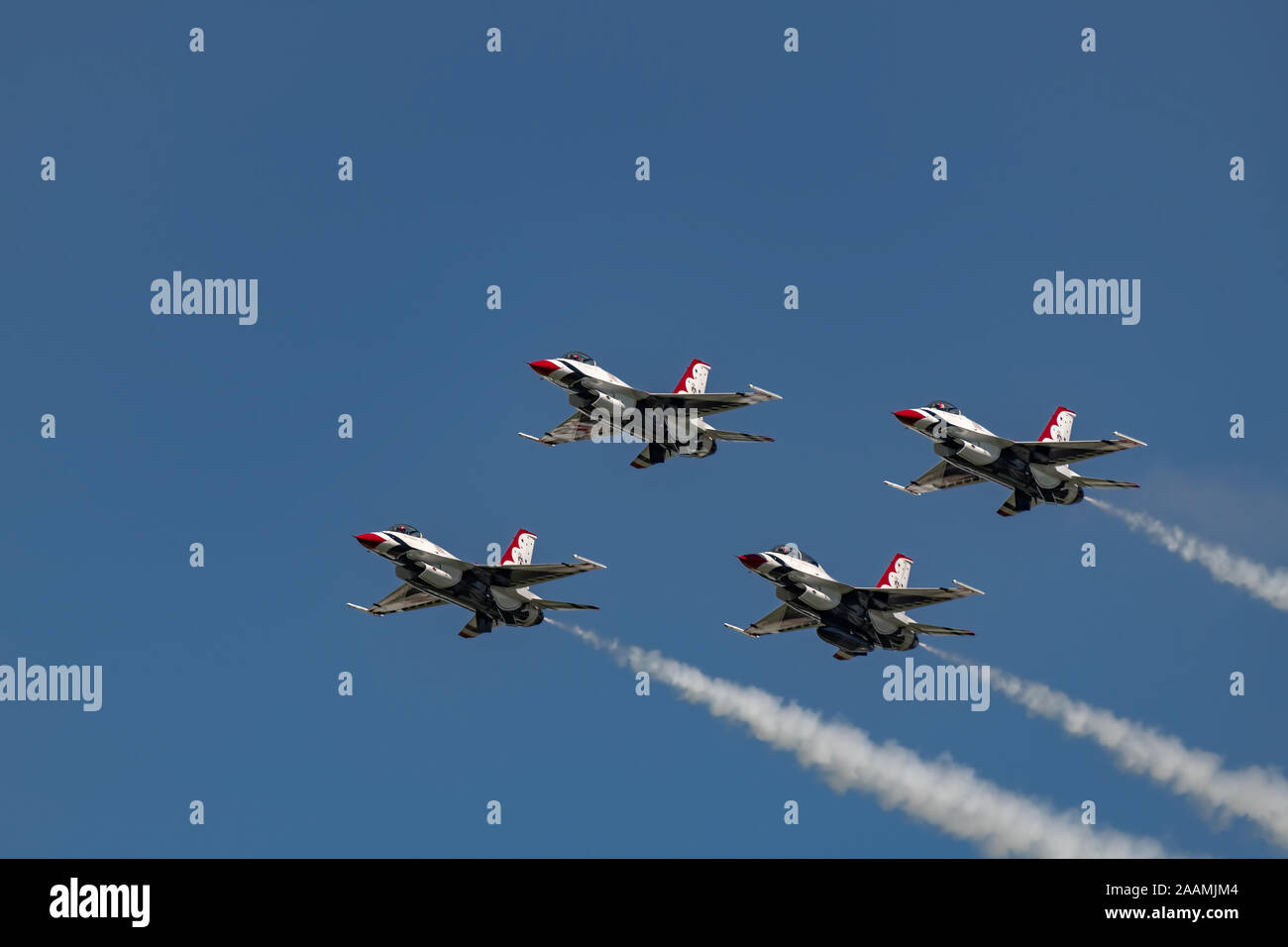 NEW WINDSOR, NY - 15. SEPTEMBER 2018: USAF Thunderbirds an der Stewart International Airport während der New York Airshow durchführen. Staffel ist die offici Stockfoto