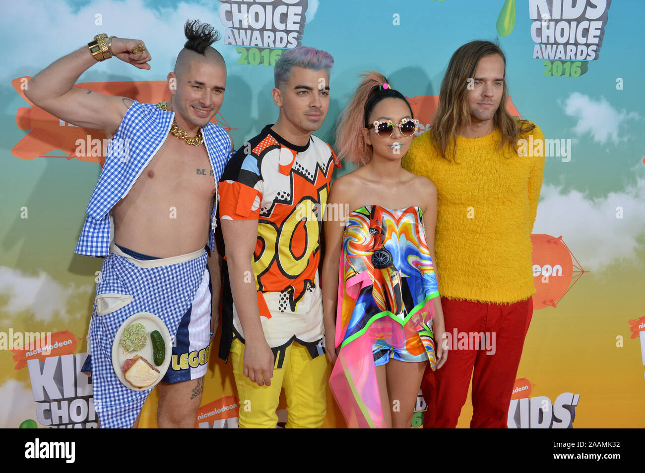 LOS ANGELES, Ca - 12. MÄRZ 2016: Pop Gruppe DNCE-Cole Whittle, Joe Jonas, JinJoo Lee & Jack Lawless - an den 2016 Kids' Choice Awards im Forum, Los Angeles. © 2016 Paul Smith/Featureflash Stockfoto