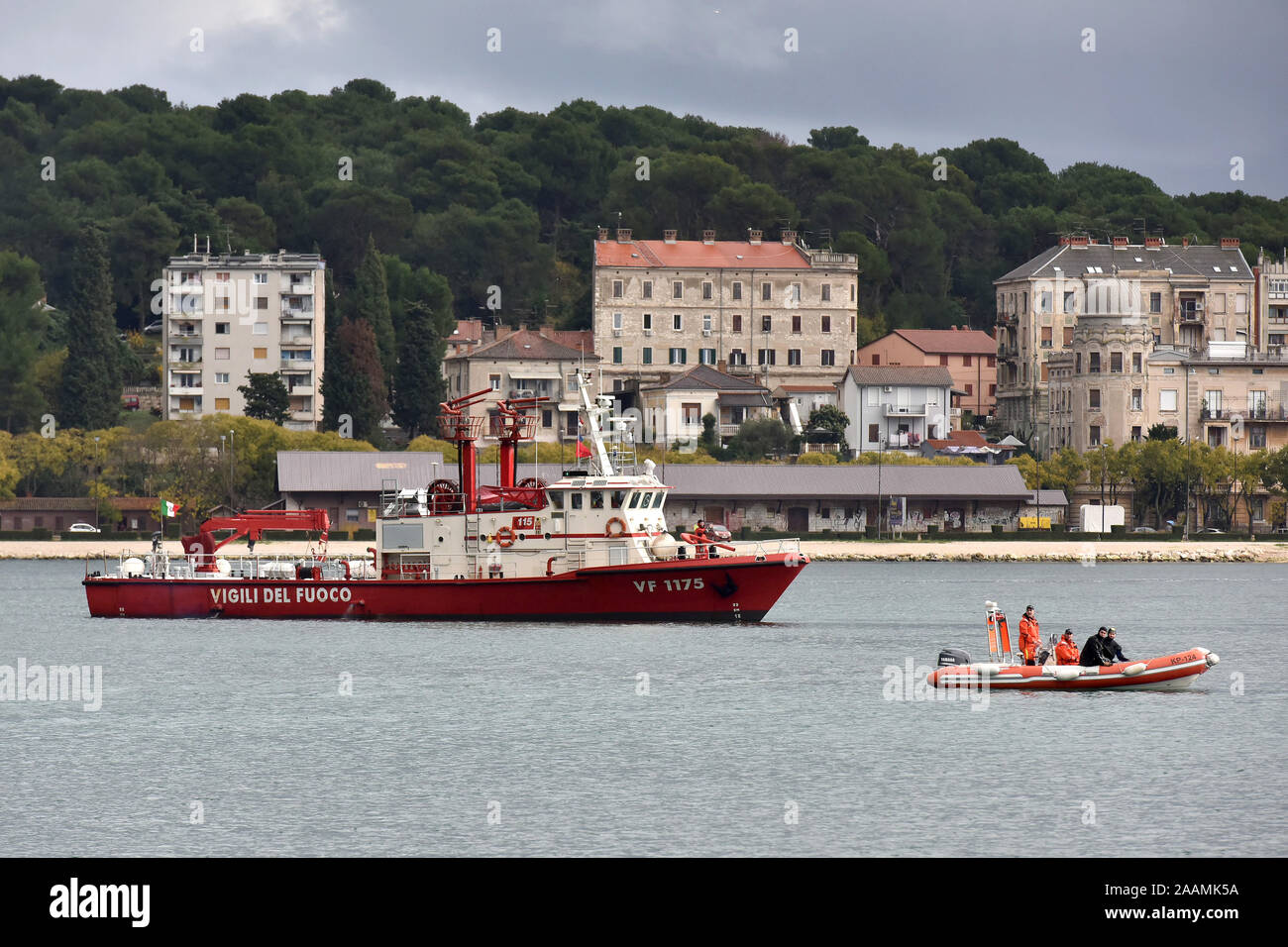 Pula, Kroatien. 22. Nov 2019. Ein feuerlöschboot wird während einer Brandbekämpfung und der Bekämpfung der Meeresverschmutzung Übung aus der nördlichen Adria Pula, Kroatien, Nov. 22, 2019 gesehen. Feuerwehrleute aus Kroatien, Slowenien und Italien nahmen an der Übung, die nach einer zweijährigen gemeinsamen Training unter dem Projekt Nord Adria Maritime Incident Response Group (NAMIRG) durchgeführt wurde. (Dusko Marusic/Pixsell über Xinhua) Quelle: Xinhua/Alamy leben Nachrichten Stockfoto