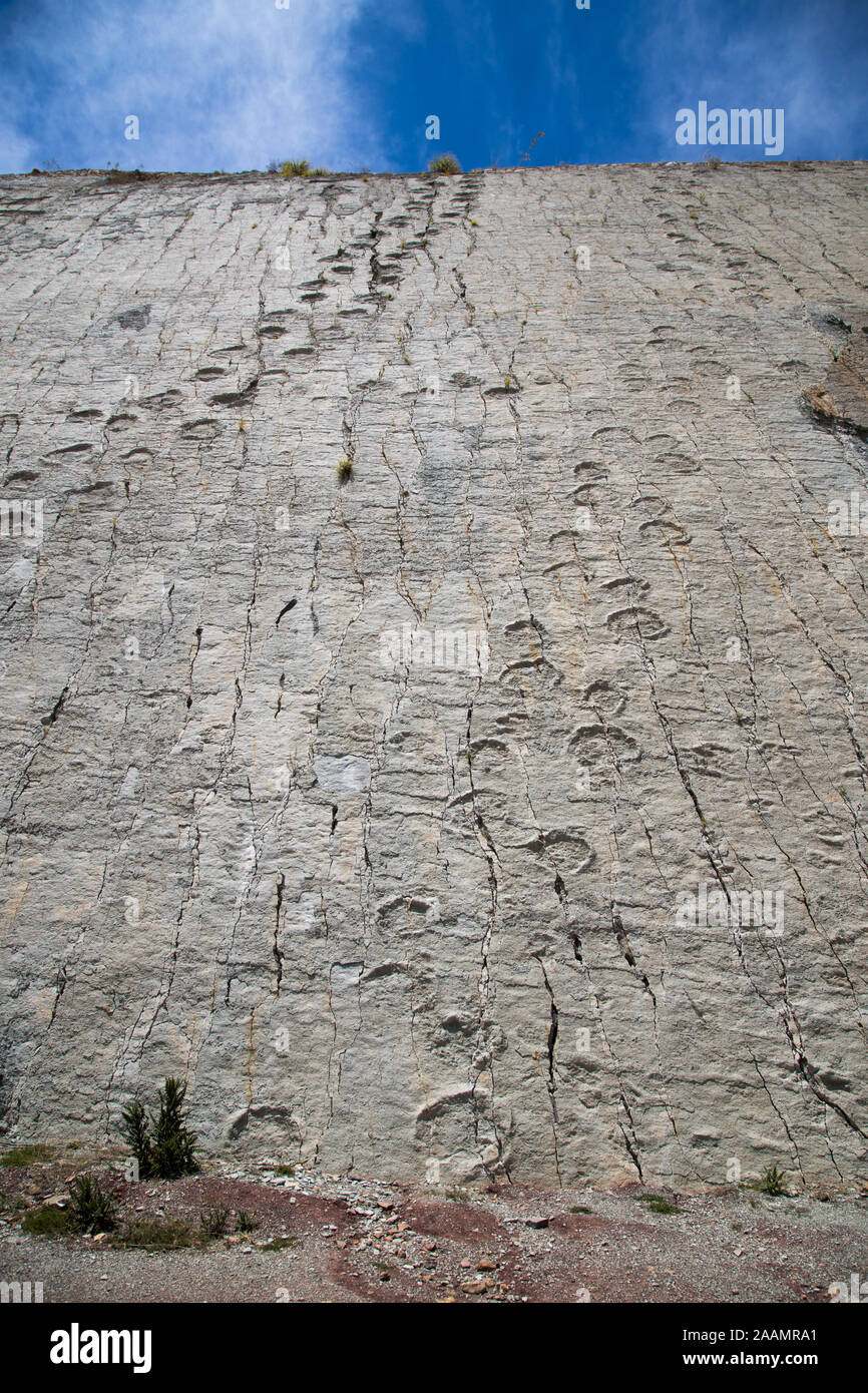 SUCRE, Bolivien - 16. Oktober 2019: Cal Orcko paläontologischen Website in Sucre. Steile Wand mit Tausenden o Dinosaurier Fuß wird gedruckt. Stockfoto