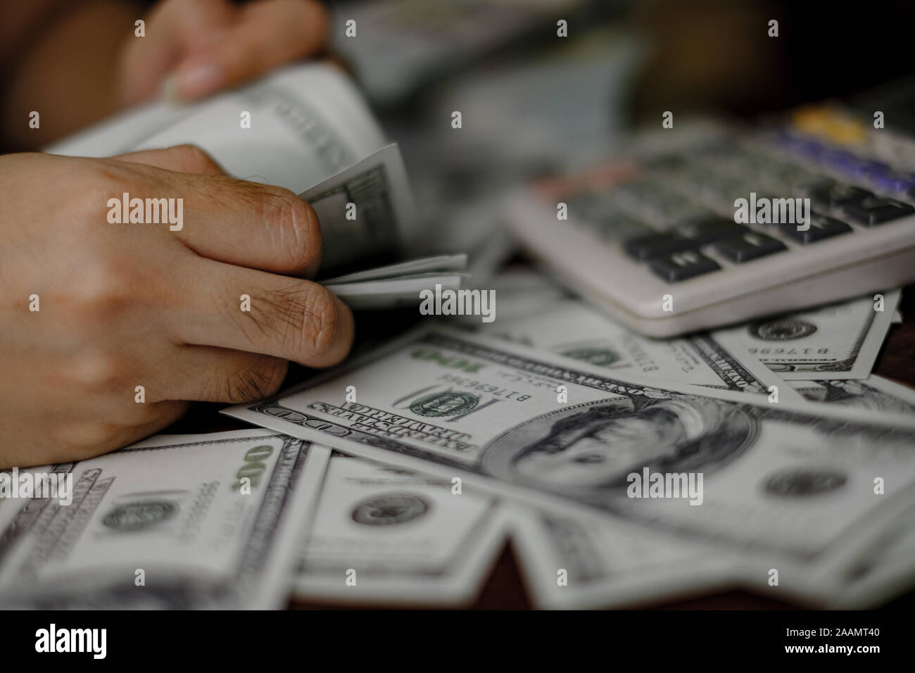 Unternehmer Frauen zählen Geld auf einem Stapel von 100 US-Dollar Banknoten viel Geld Stockfoto