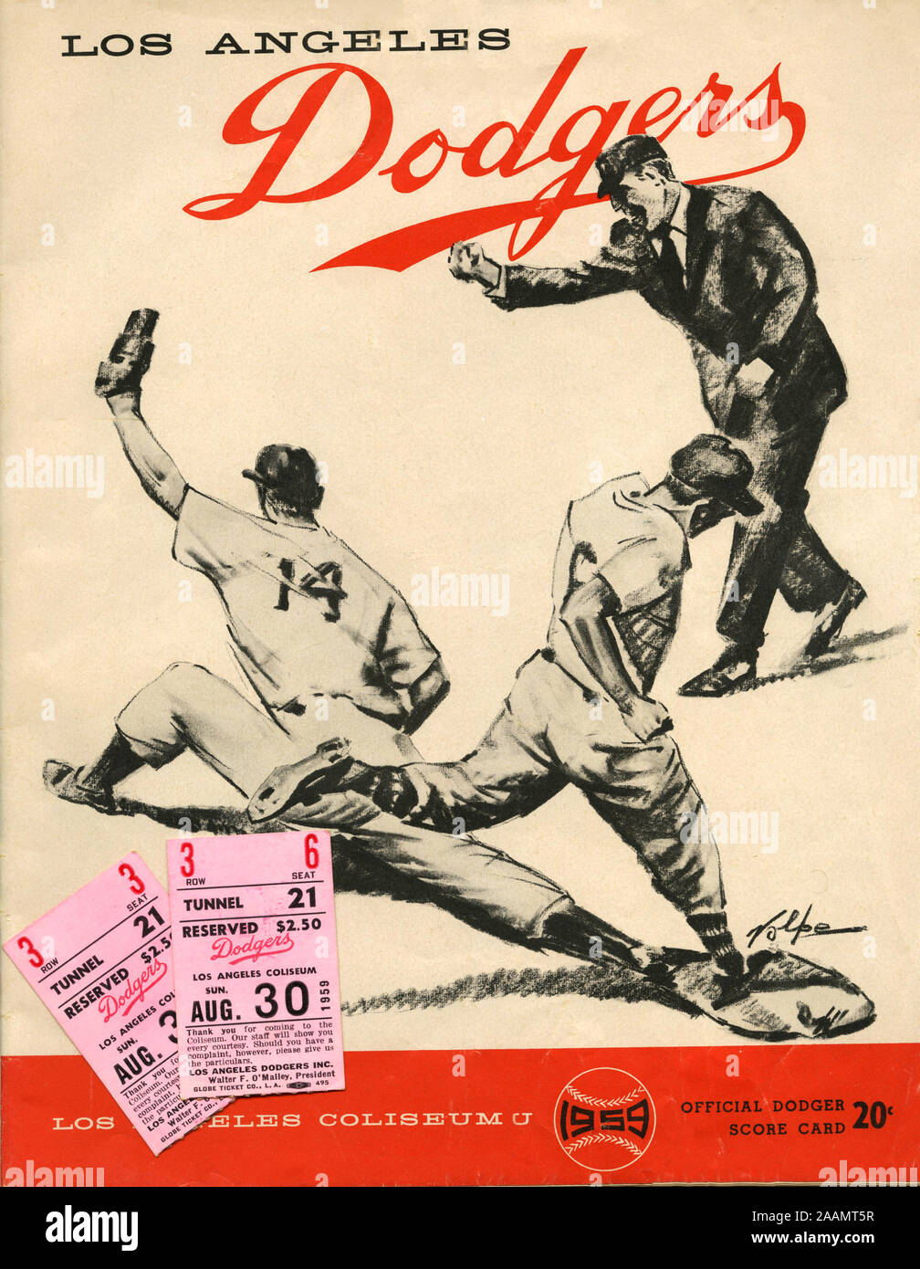 Ein 1959 souvenir Programm und Tickets für ein Los Angeles Dodgers Spiel am Memorial Coliseum mit Cover von Nicolas Volpe Darstellung einer engen Spiel an der ersten Base mit Schiedsrichter, die Signalisierung. Stockfoto