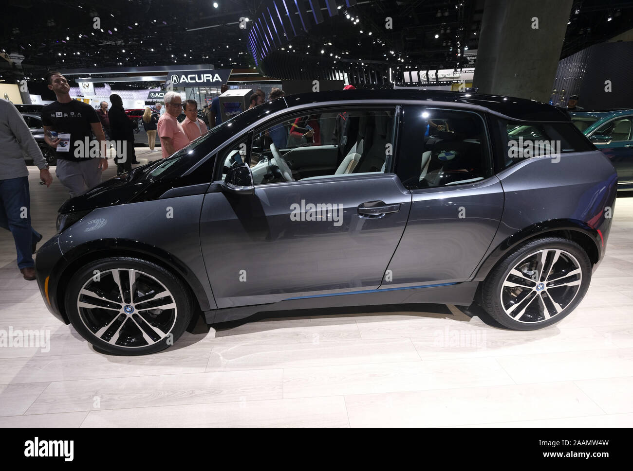 Los Angeles, Kalifornien, USA. 22 Nov, 2019. Die neue BMW i3s ist während des ersten Tages auf der LA Auto Show ausserhalb von Los Angeles Convention Center, November 22, 2019 in Los Angeles angezeigt. Der LA Auto Show öffnet der Öffentlichkeit am 07.11.22 und läuft durch Dez. 1. Credit: Ringo Chiu/ZUMA Draht/Alamy leben Nachrichten Stockfoto