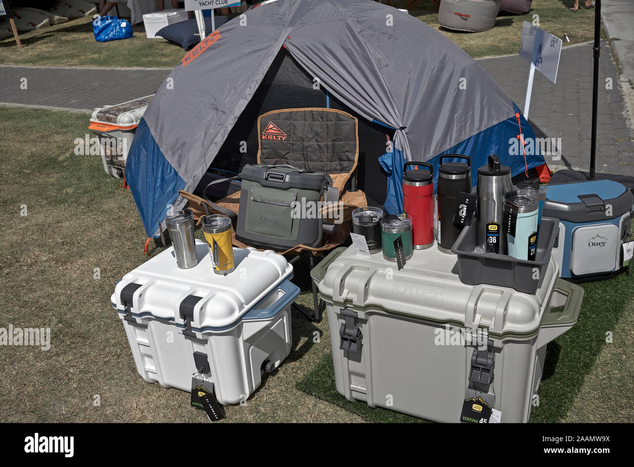 Camping und Outdoor Equipment zum Verkauf Stockfoto