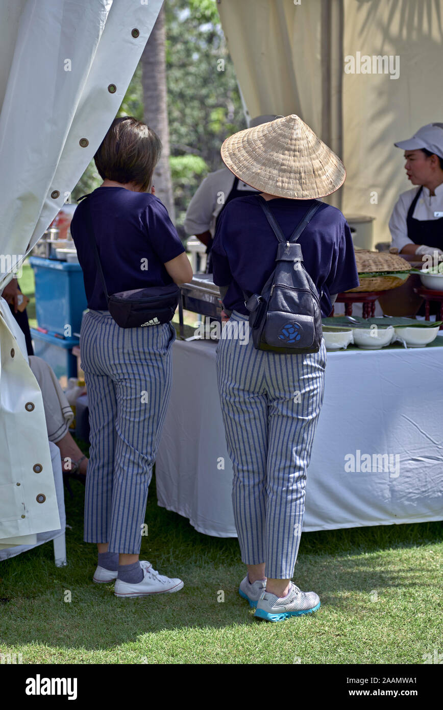 Frau mit einem vietnamesischen Coolie Hat an einer im Ort. Thailand Südostasien Stockfoto