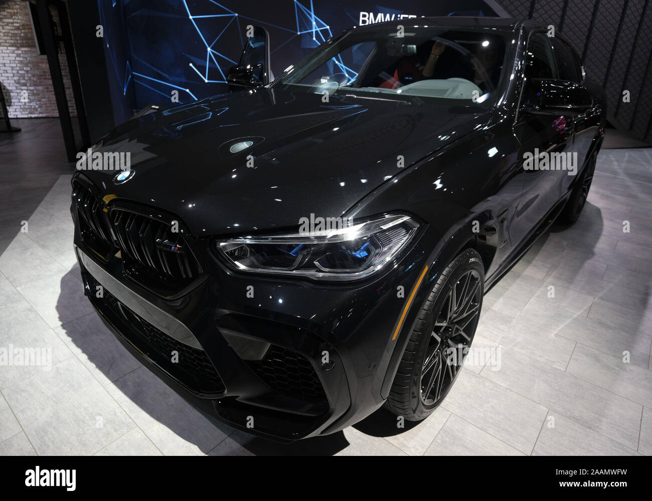 Los Angeles, Kalifornien, USA. 22 Nov, 2019. Der neue BMW X6 M ist in den ersten Tag der LA Auto Show ausserhalb von Los Angeles Convention Center, November 22, 2019 in Los Angeles angezeigt. Der LA Auto Show öffnet der Öffentlichkeit am 07.11.22 und läuft durch Dez. 1. Credit: Ringo Chiu/ZUMA Draht/Alamy leben Nachrichten Stockfoto