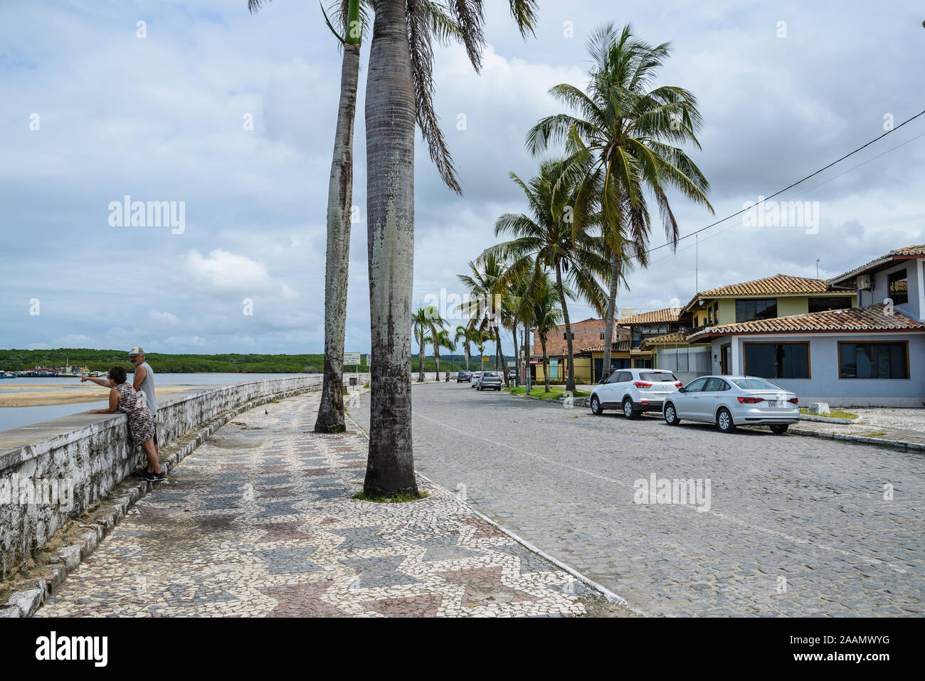 Schönes Mosaik Seite gehen unter Palmen in der Hafenstadt Porto Seguro, Bahia, Brasilien, Südamerika. Stockfoto
