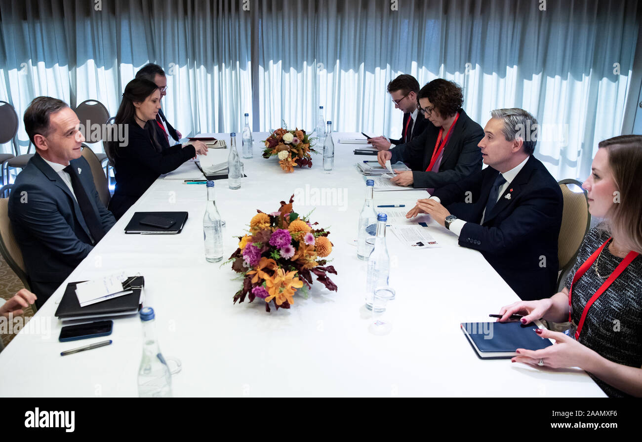 Nagoya, Japan. 22 Nov, 2019. Bundesaußenminister Heiko Maas (l, SPD) und Francois-Philippe Champagner (2. von rechts), Außenminister von Kanada, für die bilateralen Gespräche, die auf dem G20-Treffen der Außenminister treffen. Die Außenminister der führenden Wirtschaftsmächte sind heute Diskussion über den freien Handel und Afrika Politik zu einem G20-Treffen in Nagoya, Japan. Quelle: Bernd von Jutrczenka/dpa/Alamy leben Nachrichten Stockfoto