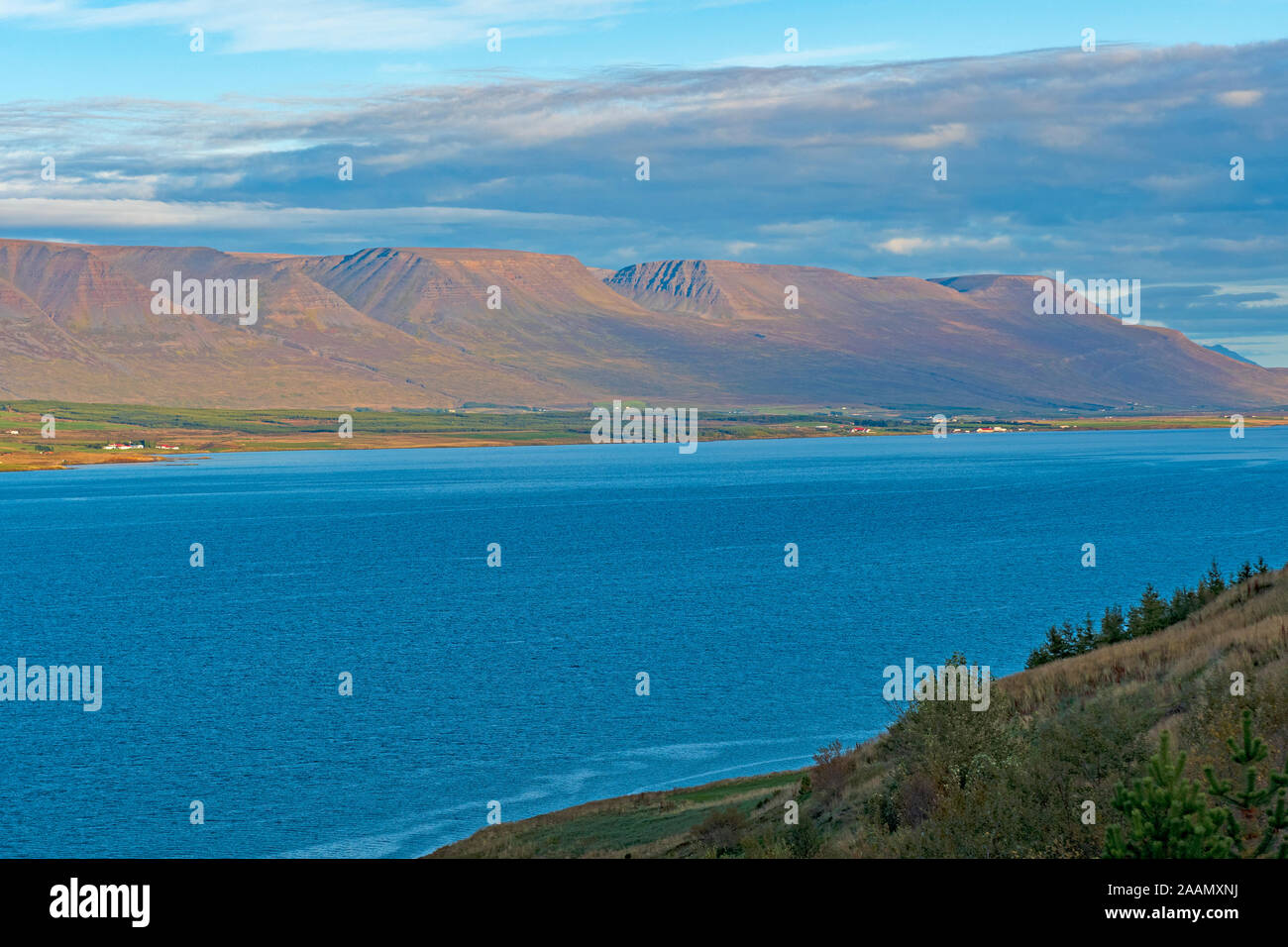 Tablelands über eine bunte Fjord in der Nähe von Akureyri Eyjafjord Stockfoto
