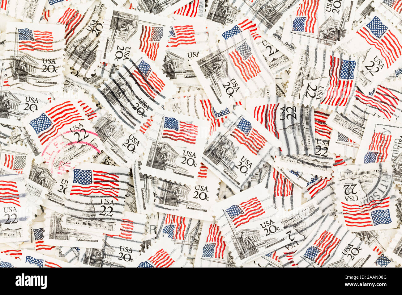 SEATTLE, Washington - 22. November 2019: Hintergrund der zerstreuten Amerikanischen Briefmarken von 1980 s, mit US-Flagge, und die Hauptstadt und Gebäude des obersten Bundesgerichtes. Stockfoto