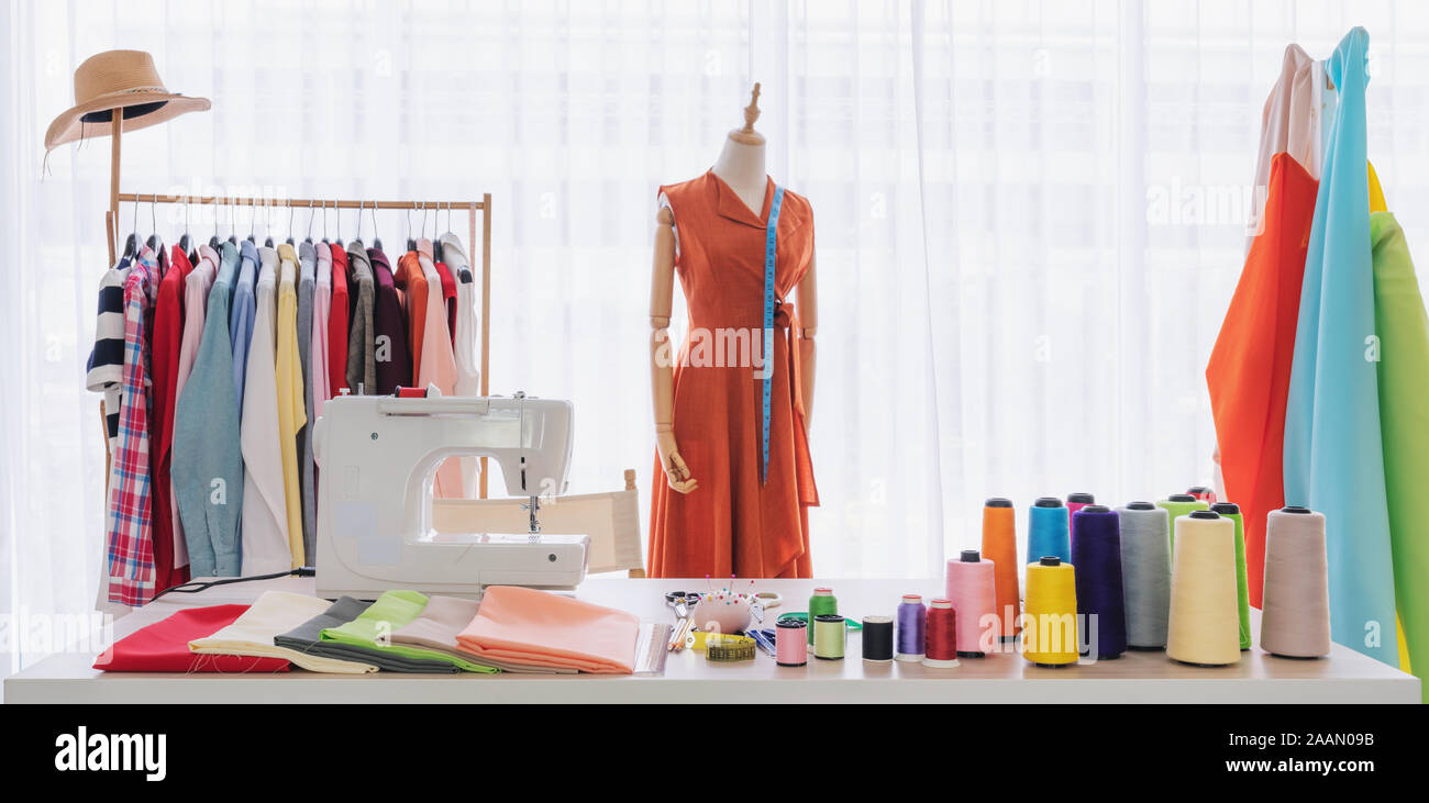 Fashion Designer arbeiten Studio, mit nähen Gegenstände und Materialien auf die Tabelle Stockfoto