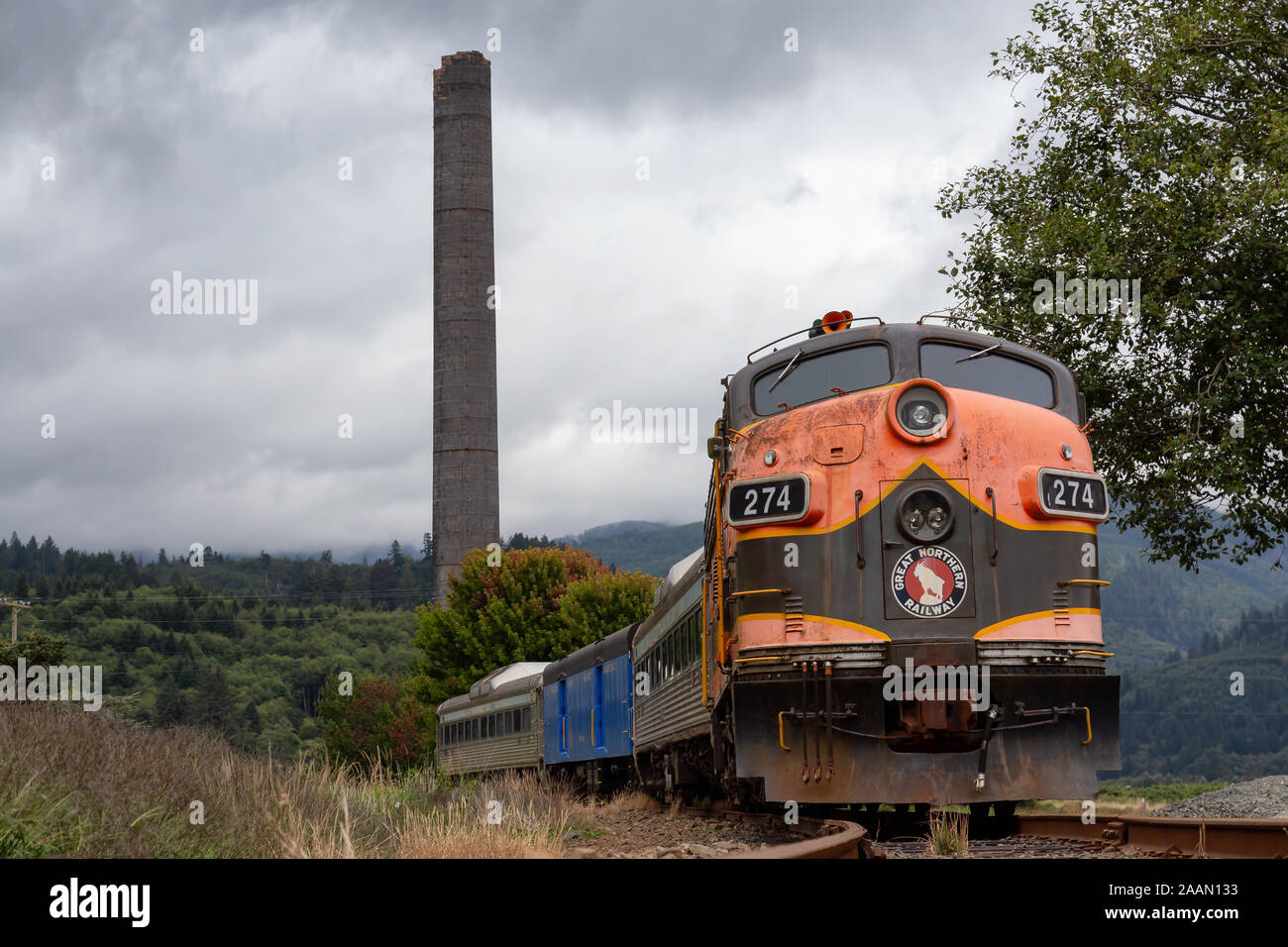 Garibaldi, Oregon, Vereinigte Staaten - 7 September, 2019: Alte Zug auf den Gleisen in einer kleinen Stadt bei einem bewölkten Sommertag. Stockfoto