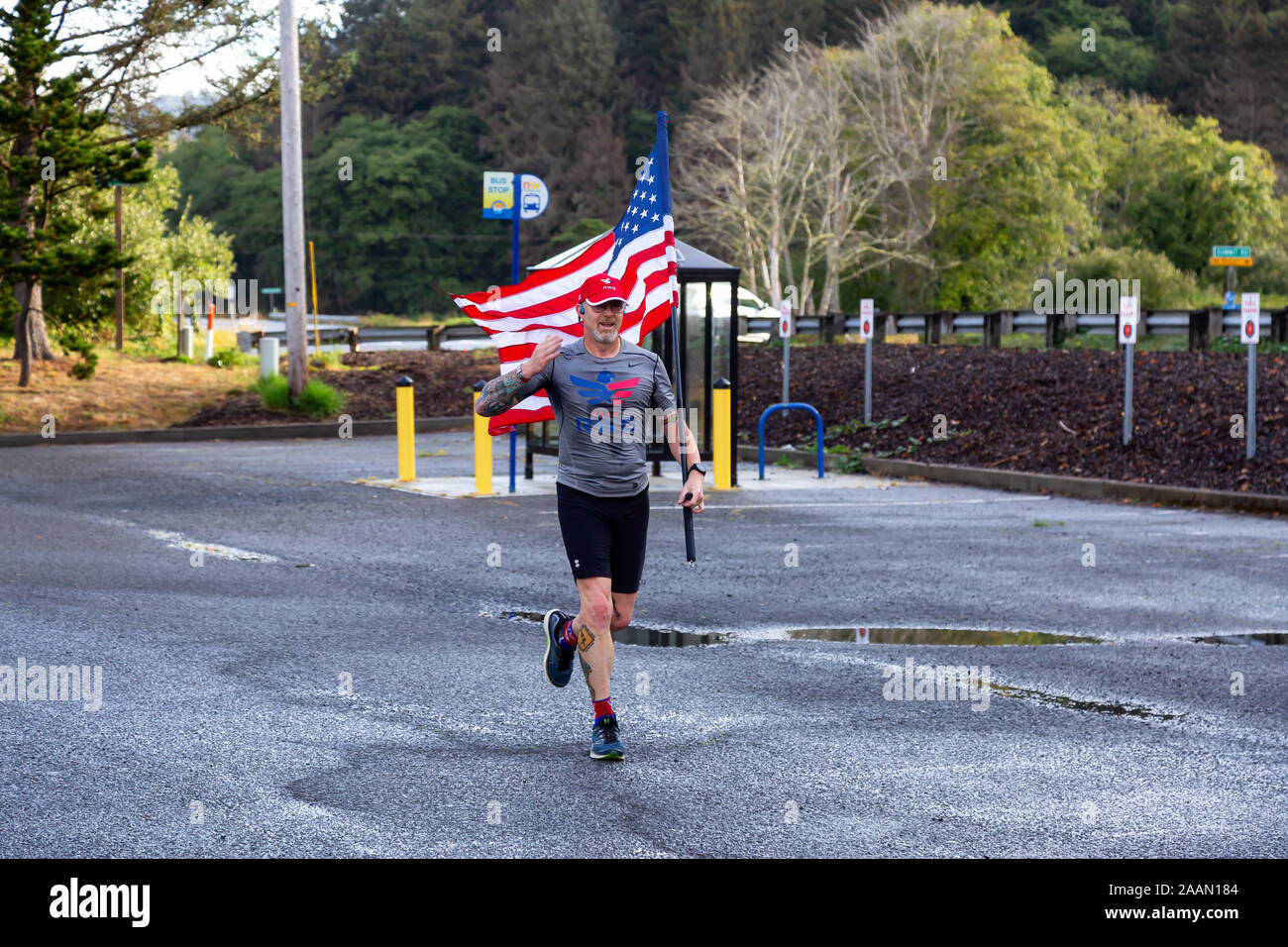 Neskowin, Oregon, Vereinigte Staaten - 8 September, 2019: stolzes Mitglied von Team RWB ist außen mit amerikanischer Flagge während einer Sommermorgen. Stockfoto