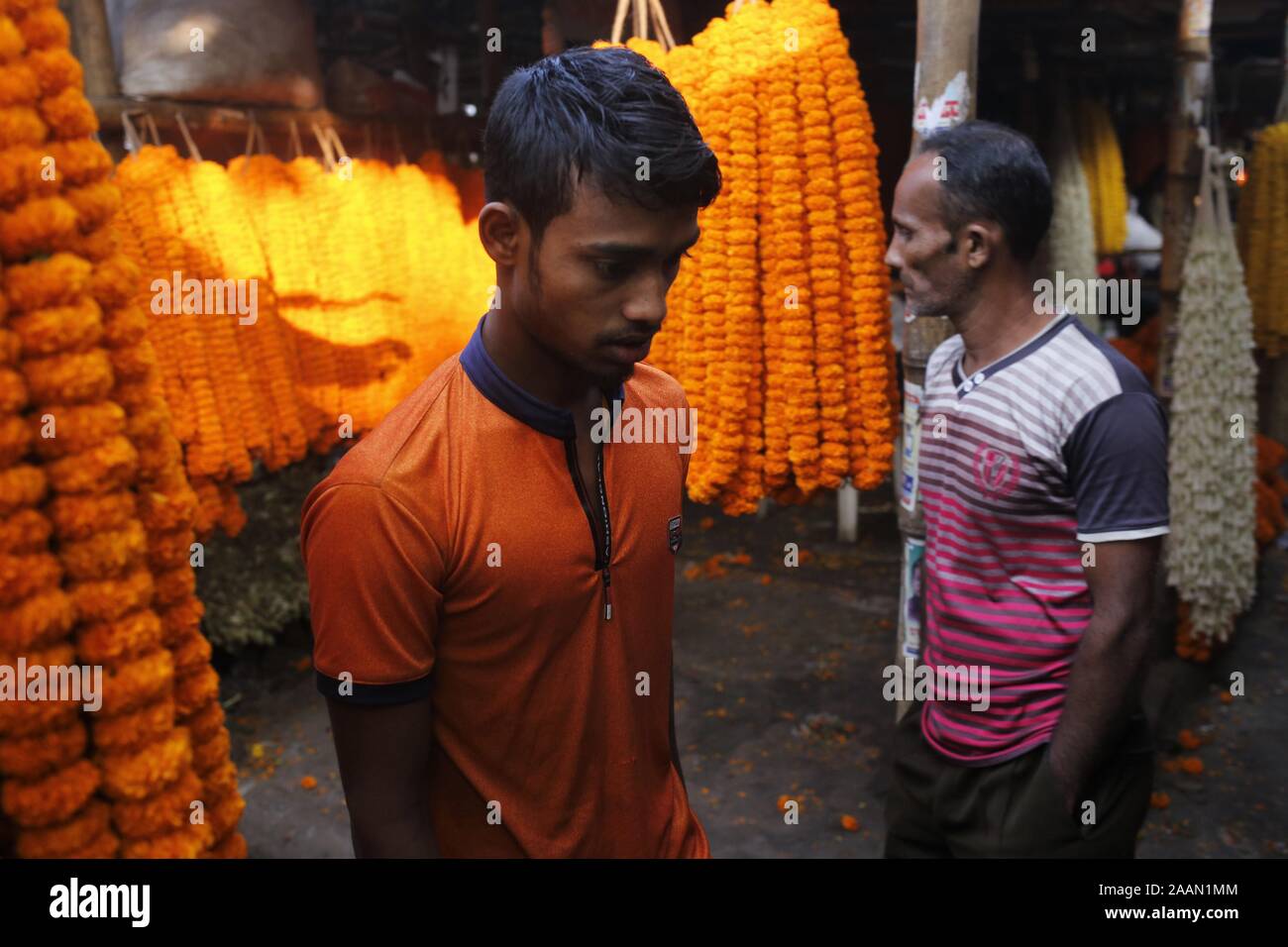 Dhaka, Bangladesch. 23 Nov, 2019. Ein Anbieter wartet auf Kunden in einem Großhandel Blumenmarkt in Dhaka. Heute ist die Nachfrage nach Blumen ist gesunken, da viele Unternehmen künstliche Blume herstellen. Credit: MD Mehedi Hasan/ZUMA Draht/Alamy leben Nachrichten Stockfoto