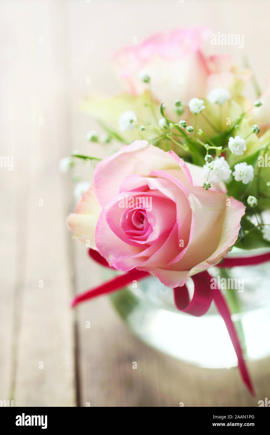 Ein Sträußchen mit rosa Rosen in einer Vase Stockfoto