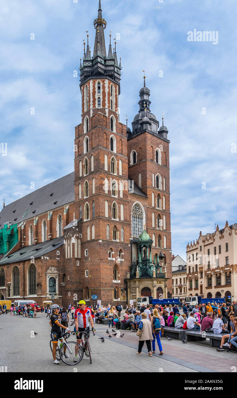 Der Backstein, der gotischen Kirche von Saint Mary's Basilica an der Krakauer Hauptplatz ist eines der besten Beispiele für gotische Architektur in Polen, Krakau, weniger Stockfoto