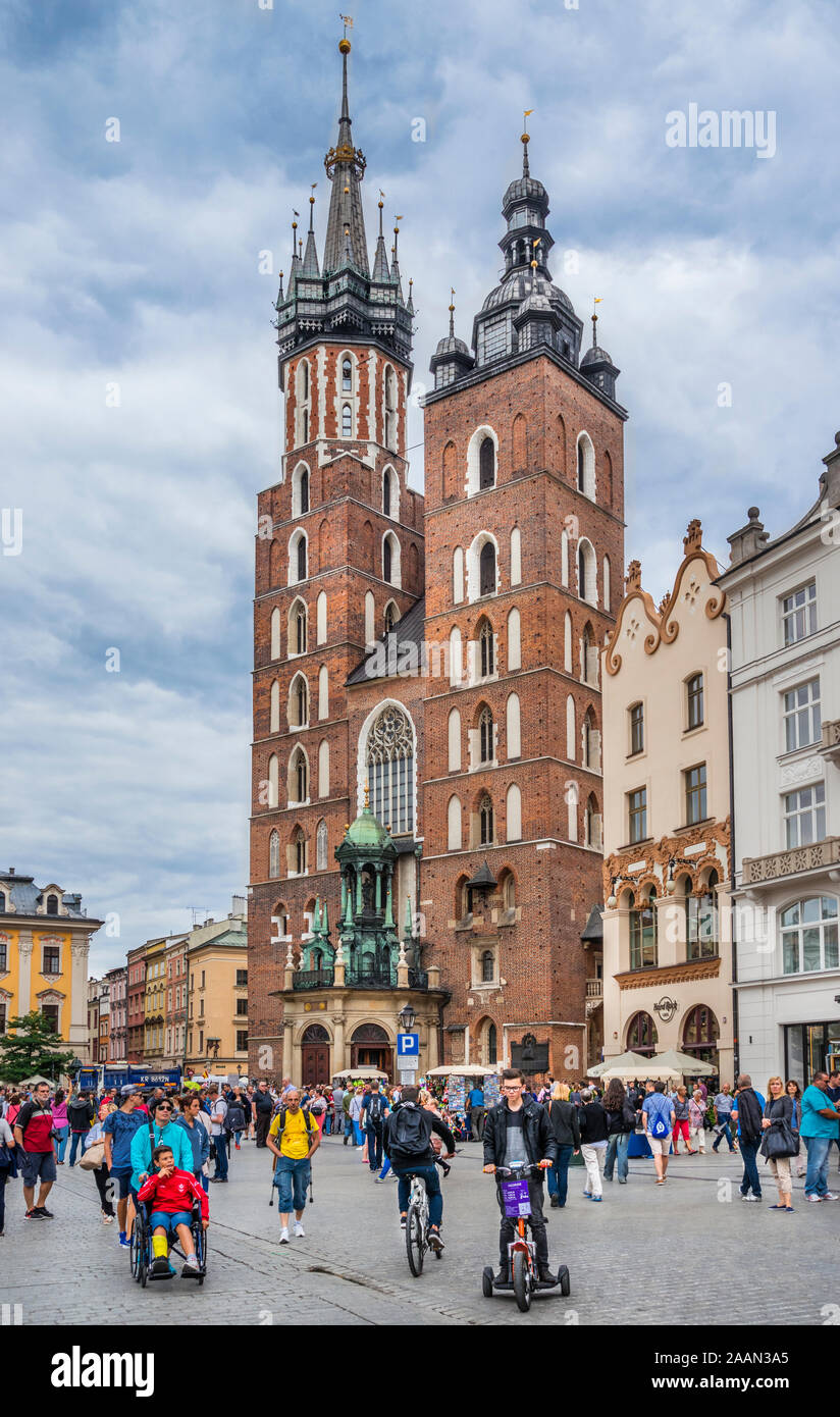 Der Backstein, der gotischen Kirche von Saint Mary's Basilica an der Krakauer Hauptplatz ist eines der besten Beispiele für gotische Architektur in Polen, Krakau, weniger Stockfoto