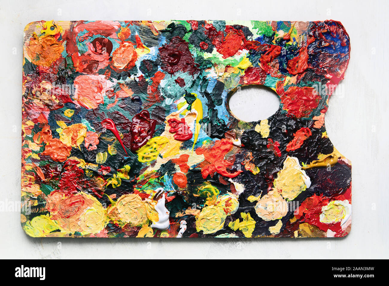 Hintergrundbild von hellen Öl- oder Acrylfarbe Palette. Ansicht von oben, flach Stockfoto