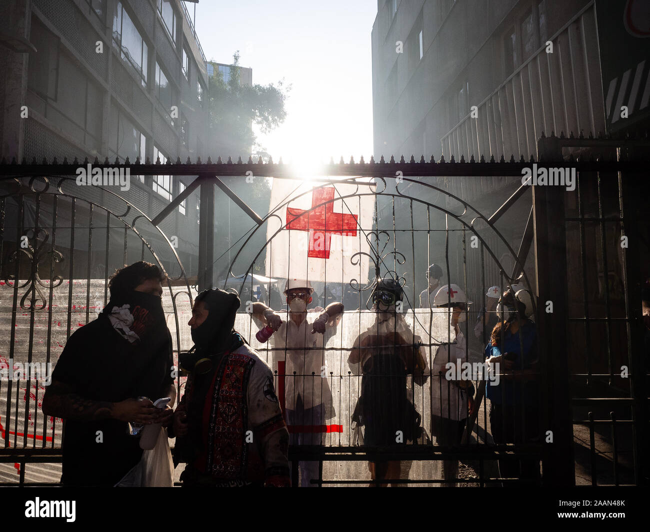 Santiago, Chile. 22. NOV, 2019/Kampagne Pflege, Vorbereitung verletzten Demonstranten im Kampf gegen den chilenischen Bullen zu besuchen Stockfoto