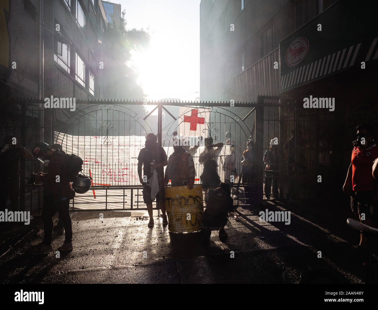 Santiago, Chile. 22. NOV, 2019/Kampagne Krankenpflege, vorbereitet verletzten Demonstranten im Kampf gegen den chilenischen Bullen zu besuchen Stockfoto